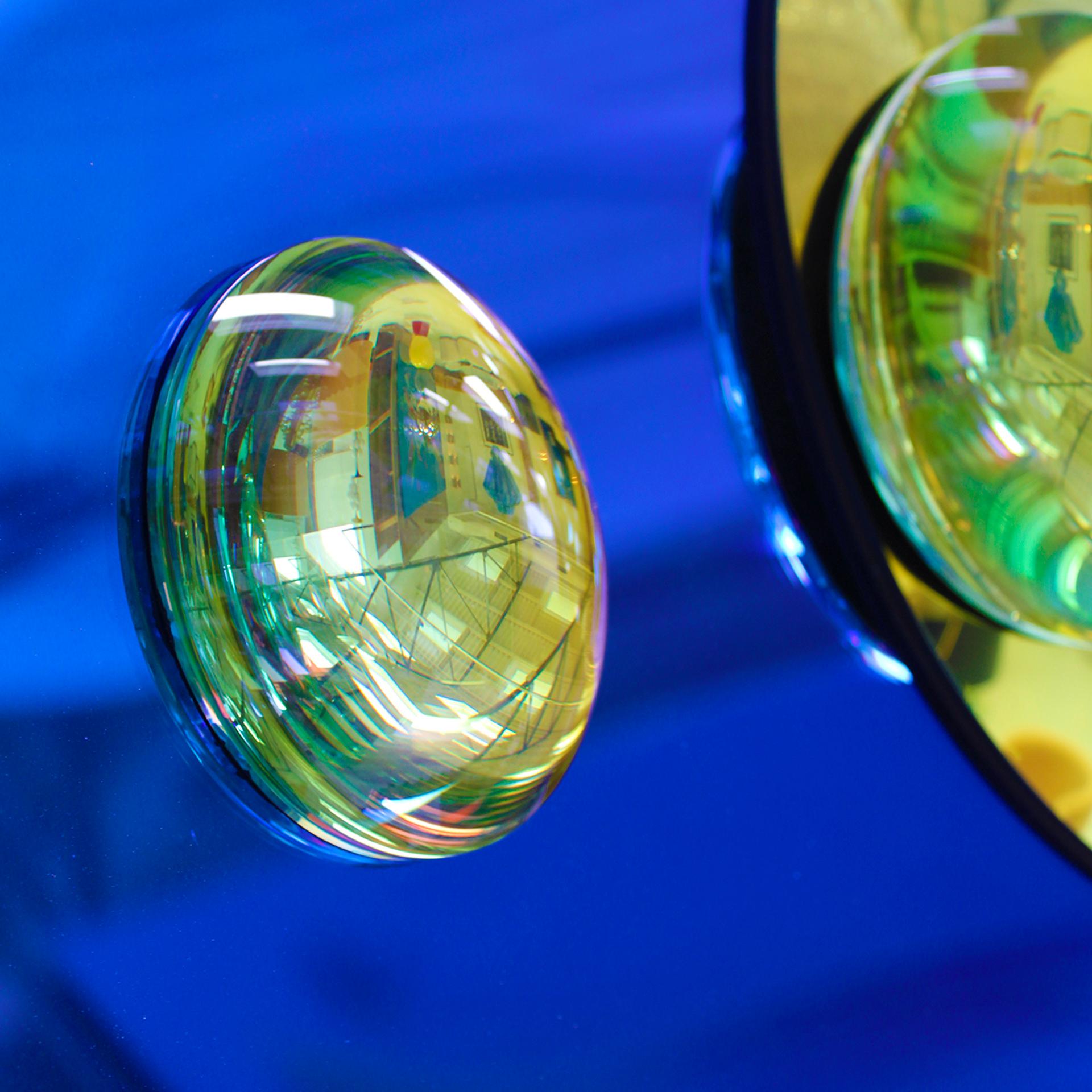 Miroir français concave moderne et sculptural fait à la main en verre bleu en vente 1