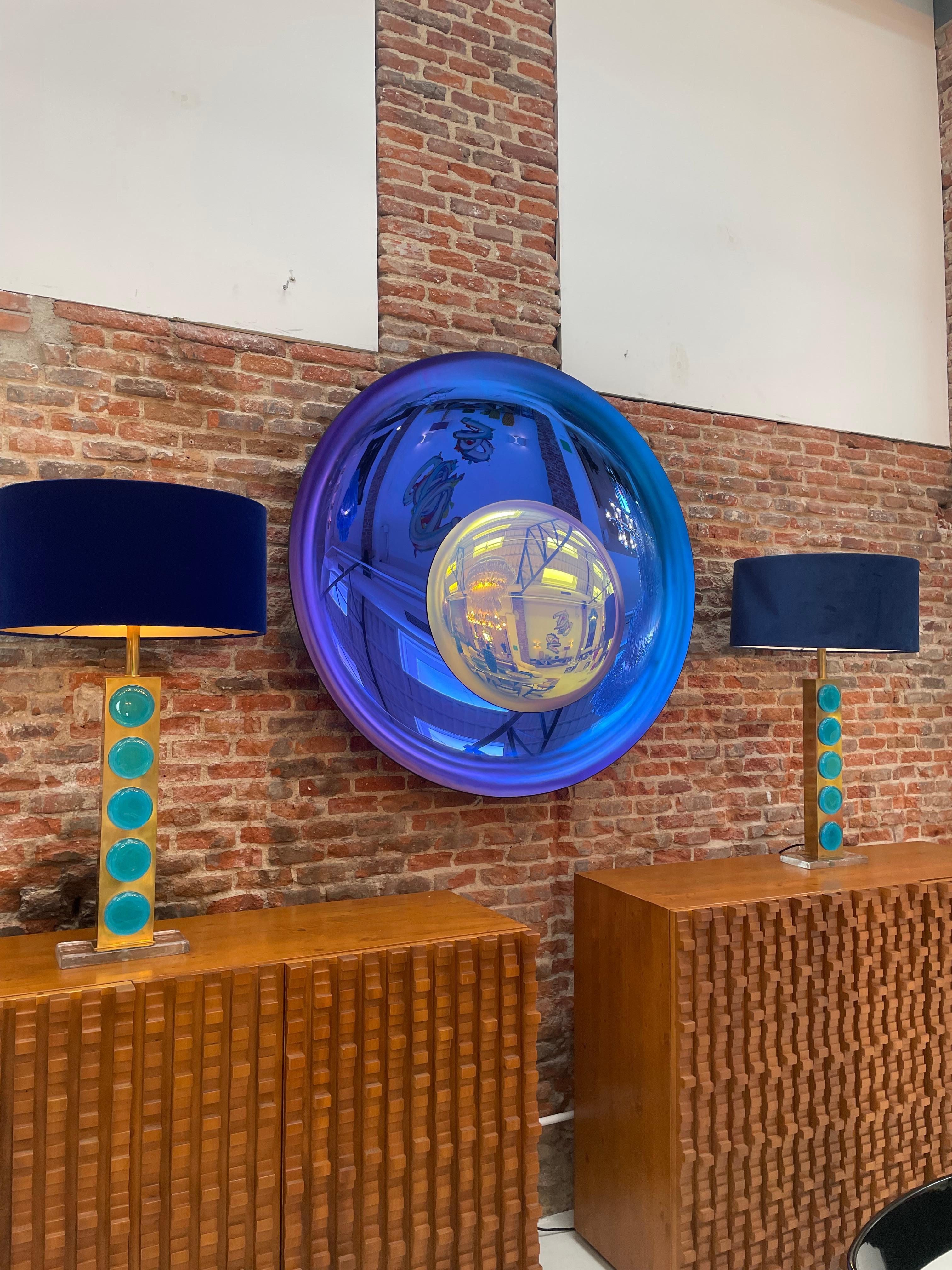 Laiton Miroir concave français sculpté avec verre convexe bleu-violet en vente