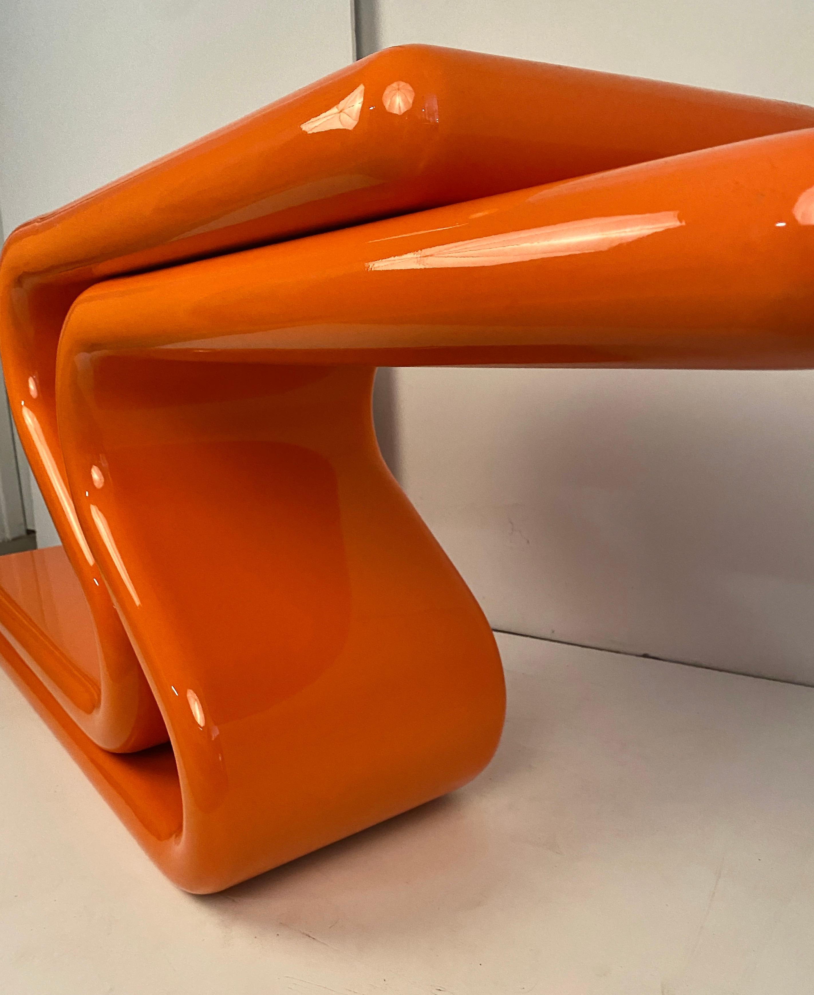 The Moderns Console Table sculpturale en laque orange 