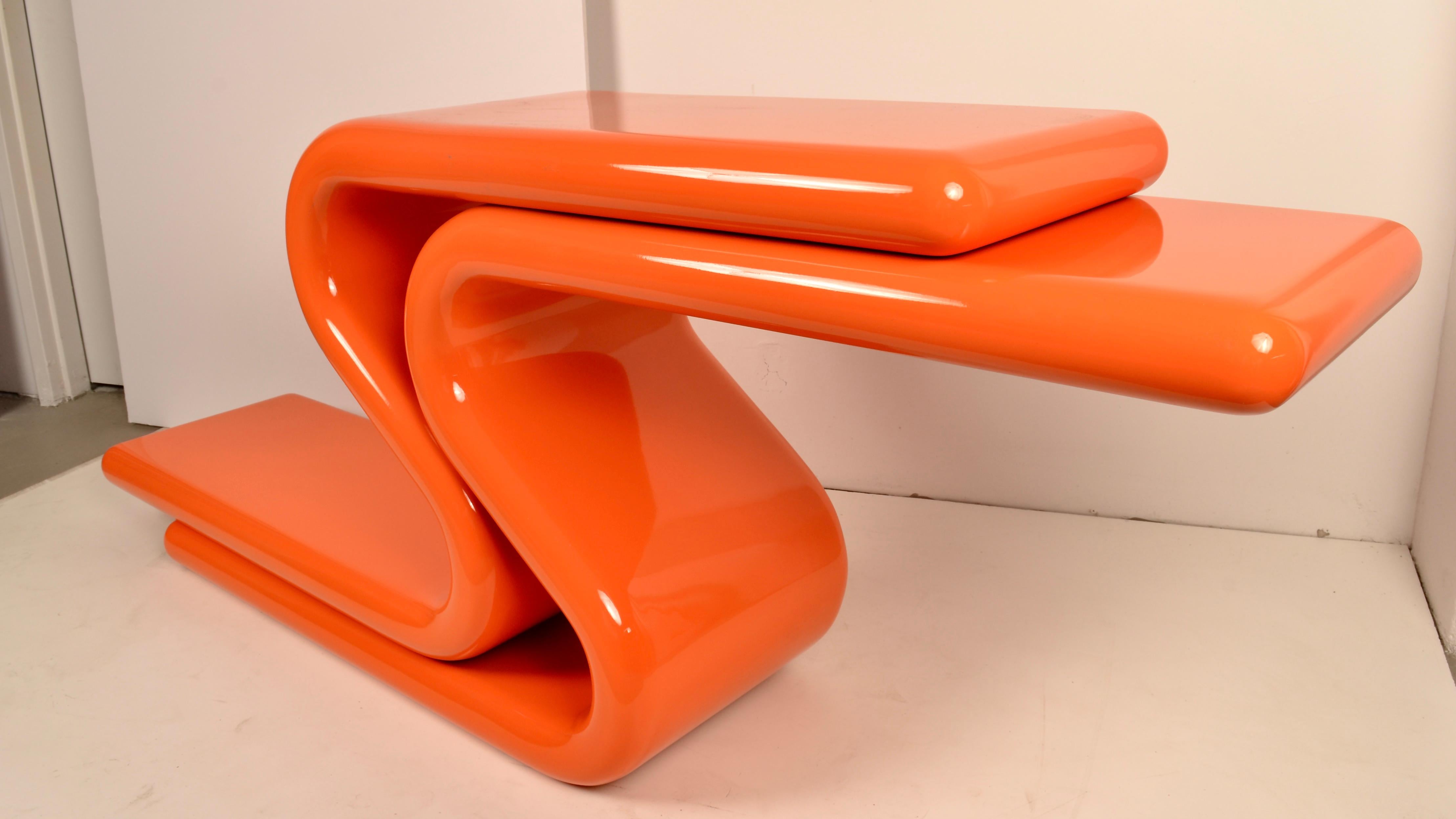 Une forme dynamique sur cette console en porte-à-faux. Nouvellement laqué en Benjamin Moore Electric Orange (orange Hermès ?) très brillant. La base lourde et lestée rend la table très stable. Restaurées et en parfait état. 
