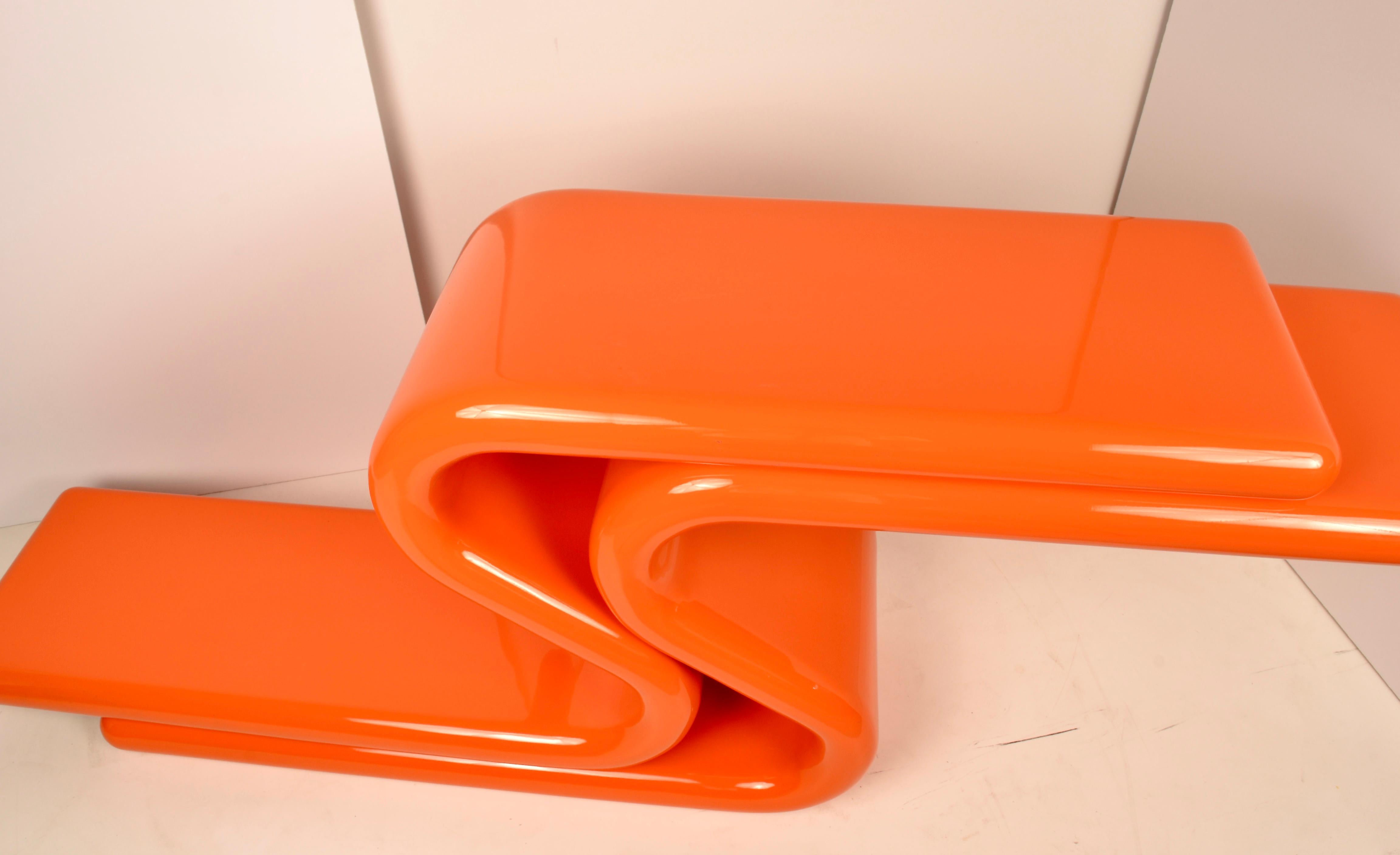 Postmoderne The Moderns Console Table sculpturale en laque orange 
