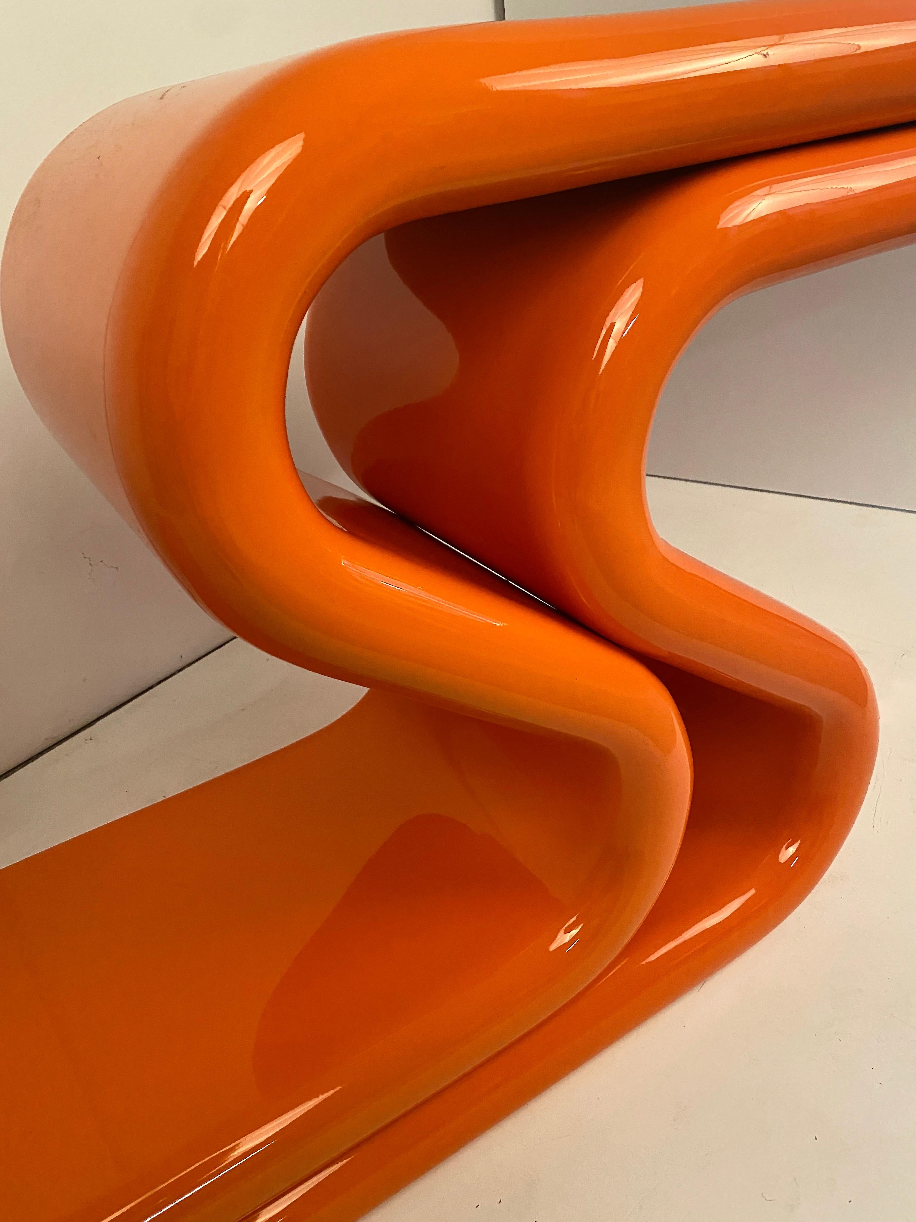 Bois The Moderns Console Table sculpturale en laque orange 