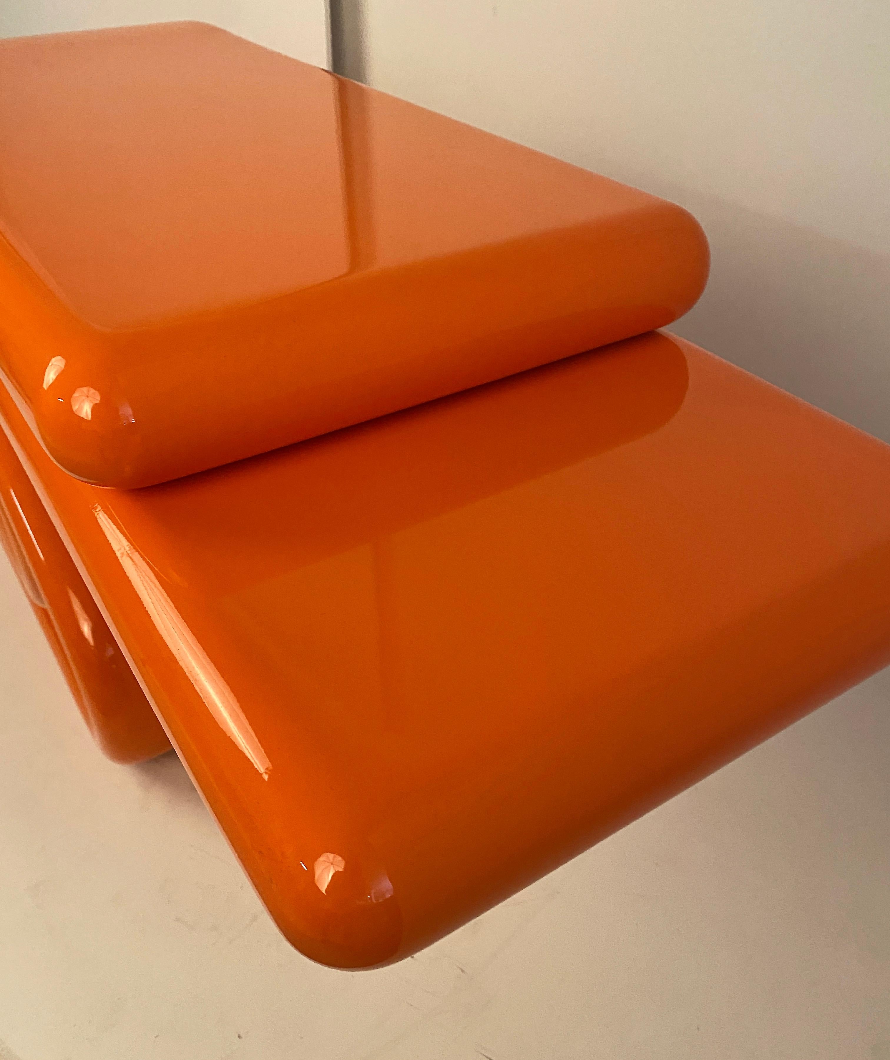 The Moderns Console Table sculpturale en laque orange 