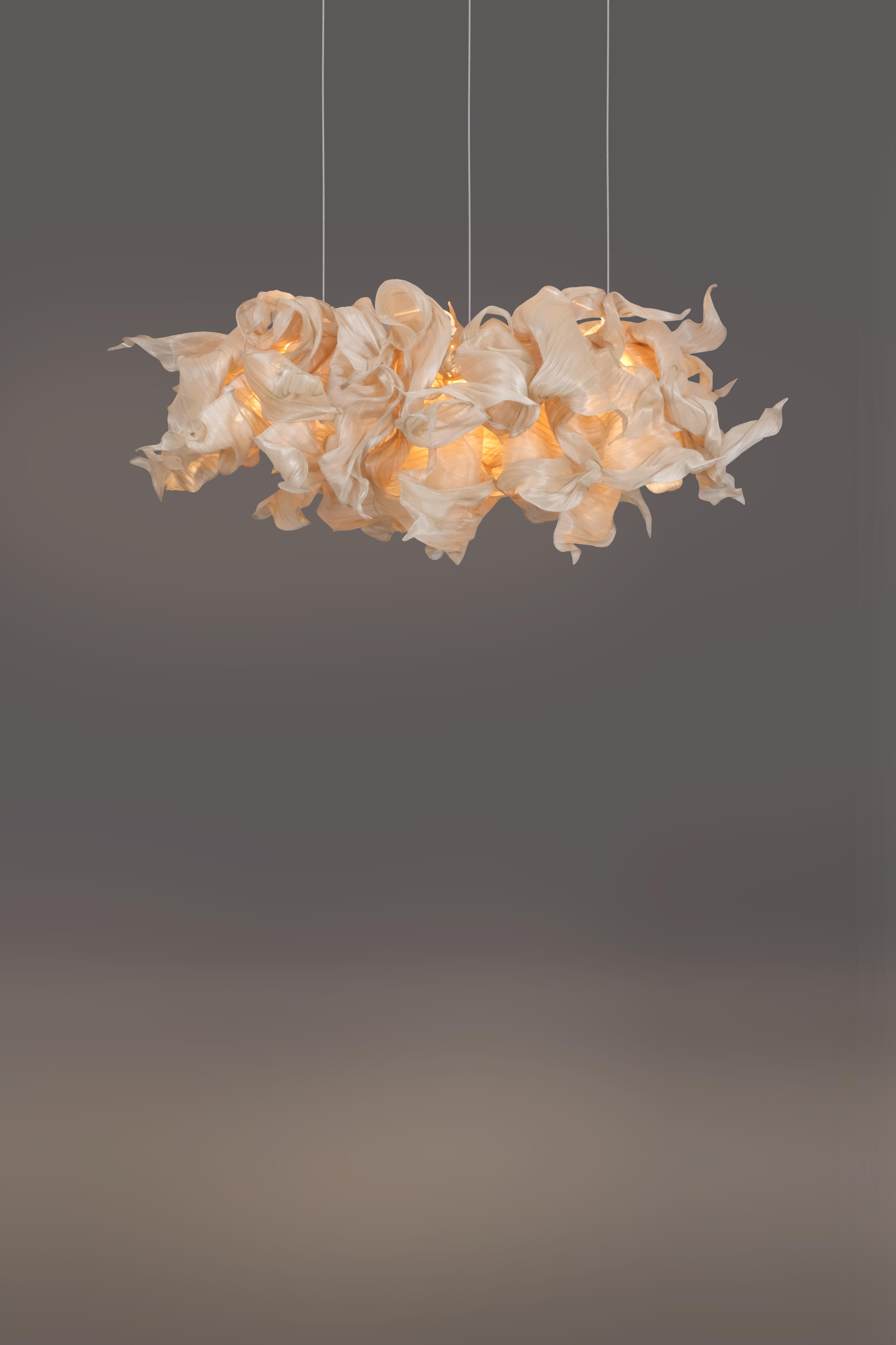 Italiano Lampadario moderno scultoreo da collezione in tessuto dello Studio A, Supernova in vendita