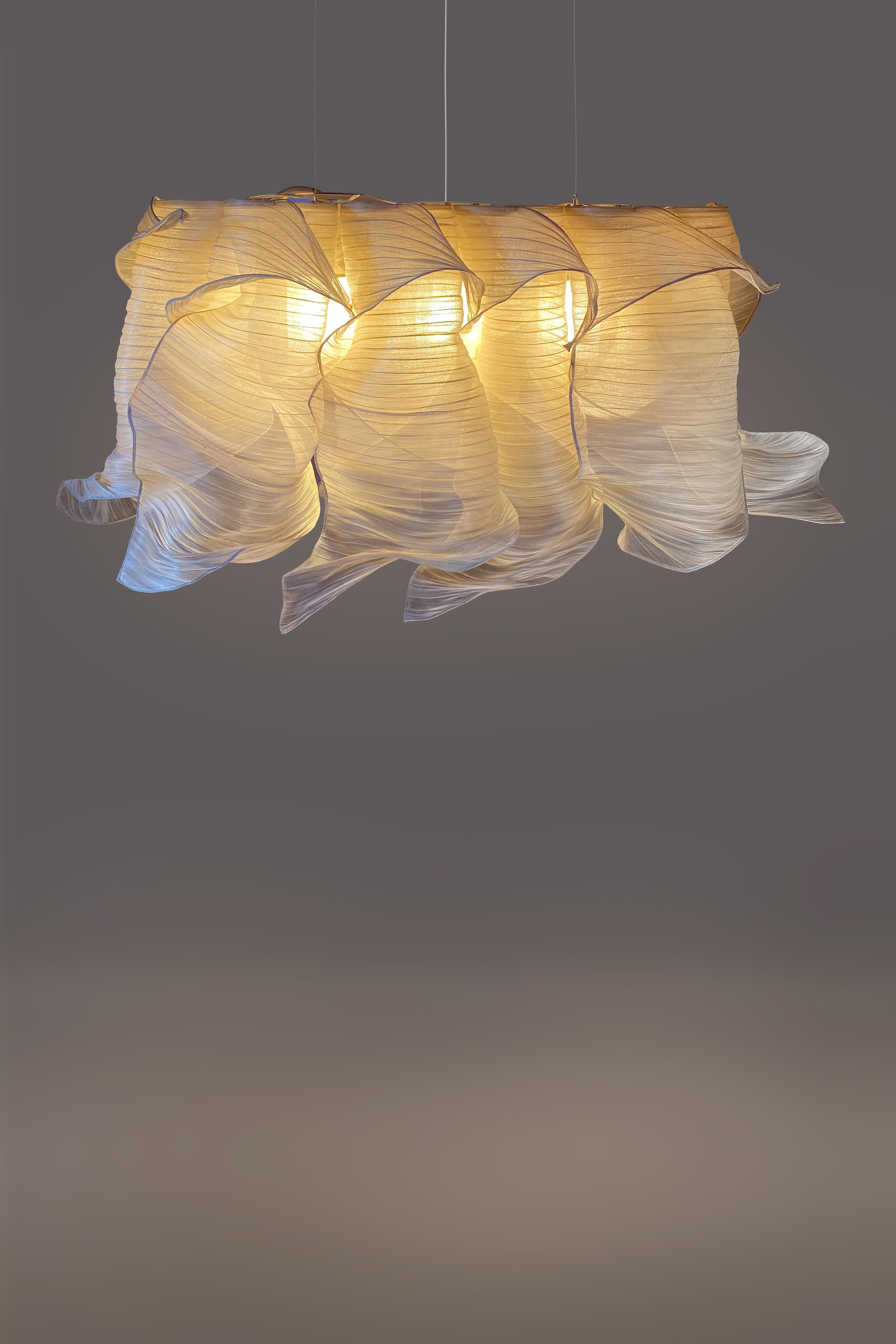 Fornendo una luce morbida in un design organico e unico, il lampadario a sospensione Nebula trae ispirazione dalle nubi interstellari di polvere e gas. Interamente realizzata a mano in Banaca (banana-abaca), una fibra delle Filippine tessuta da una