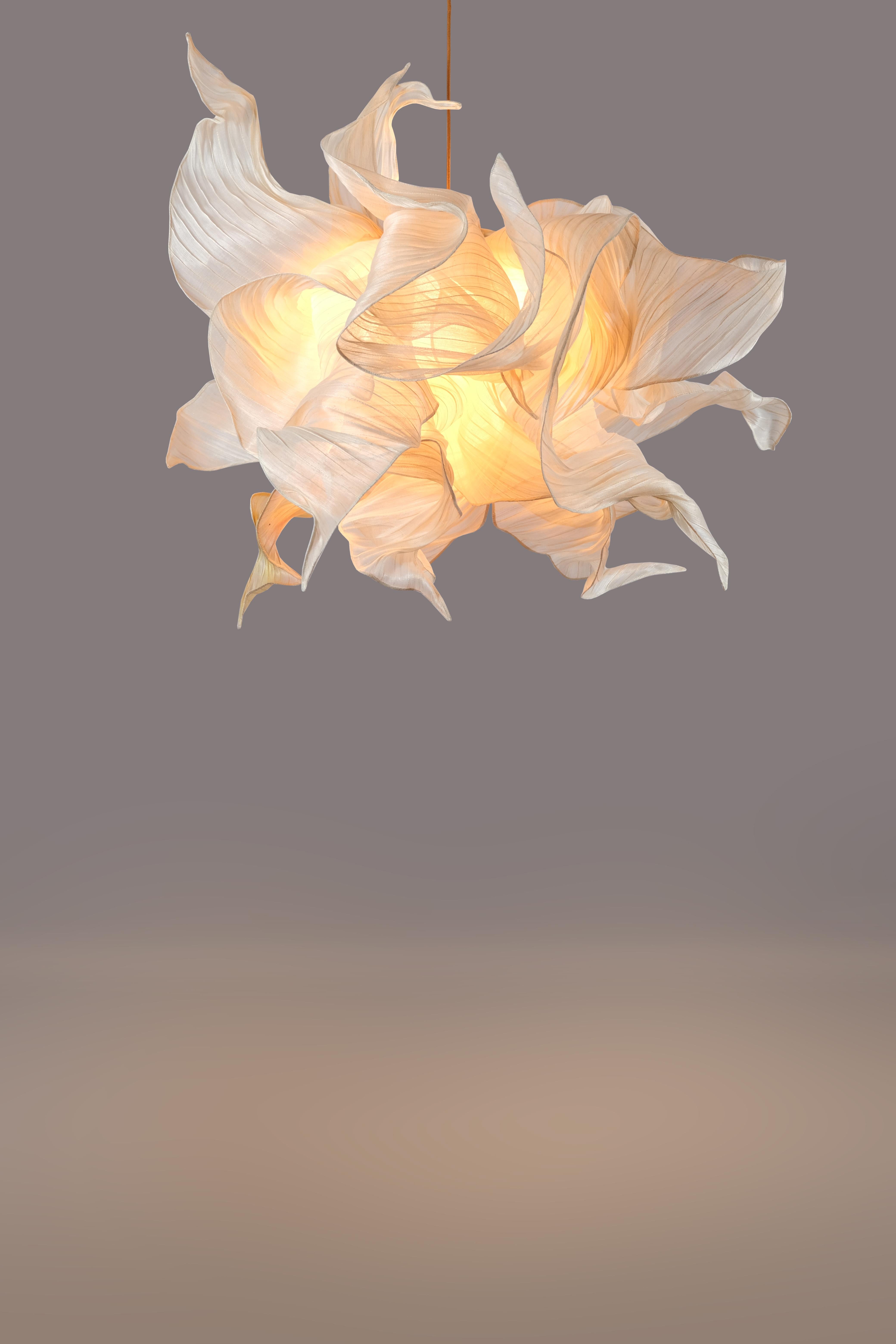 Lampada a sospensione scultorea in tessuto da collezione moderna Supernova di Costantini x Studio Mirei

Supernova è il nuovo lavoro dell'acclamata designer Mirei Monticelli.  

Le dimensioni sono di 43
