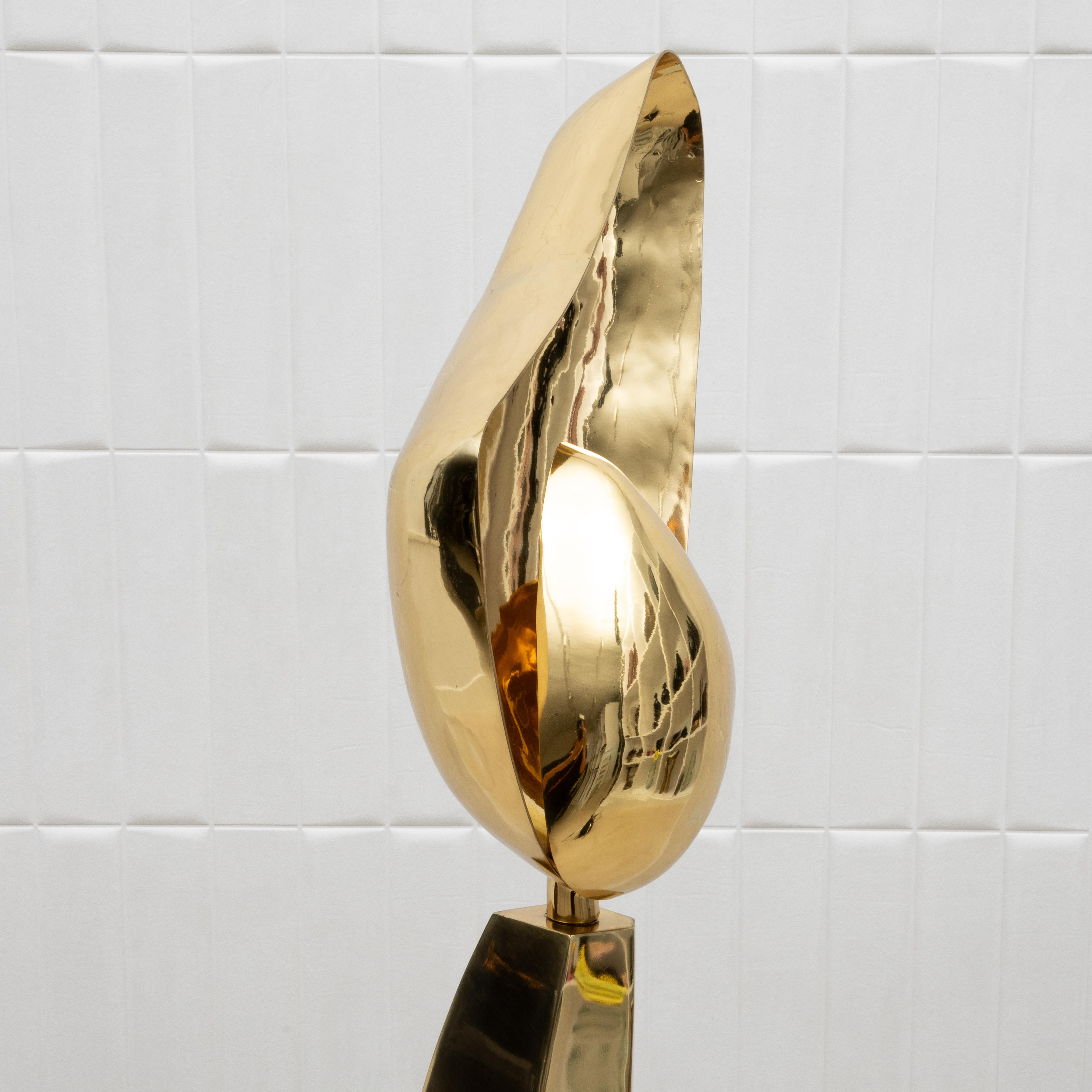 Lampada da terra moderna scultorea in ottone lucido con dettagli a conchiglia neri di KIFU in vendita 2