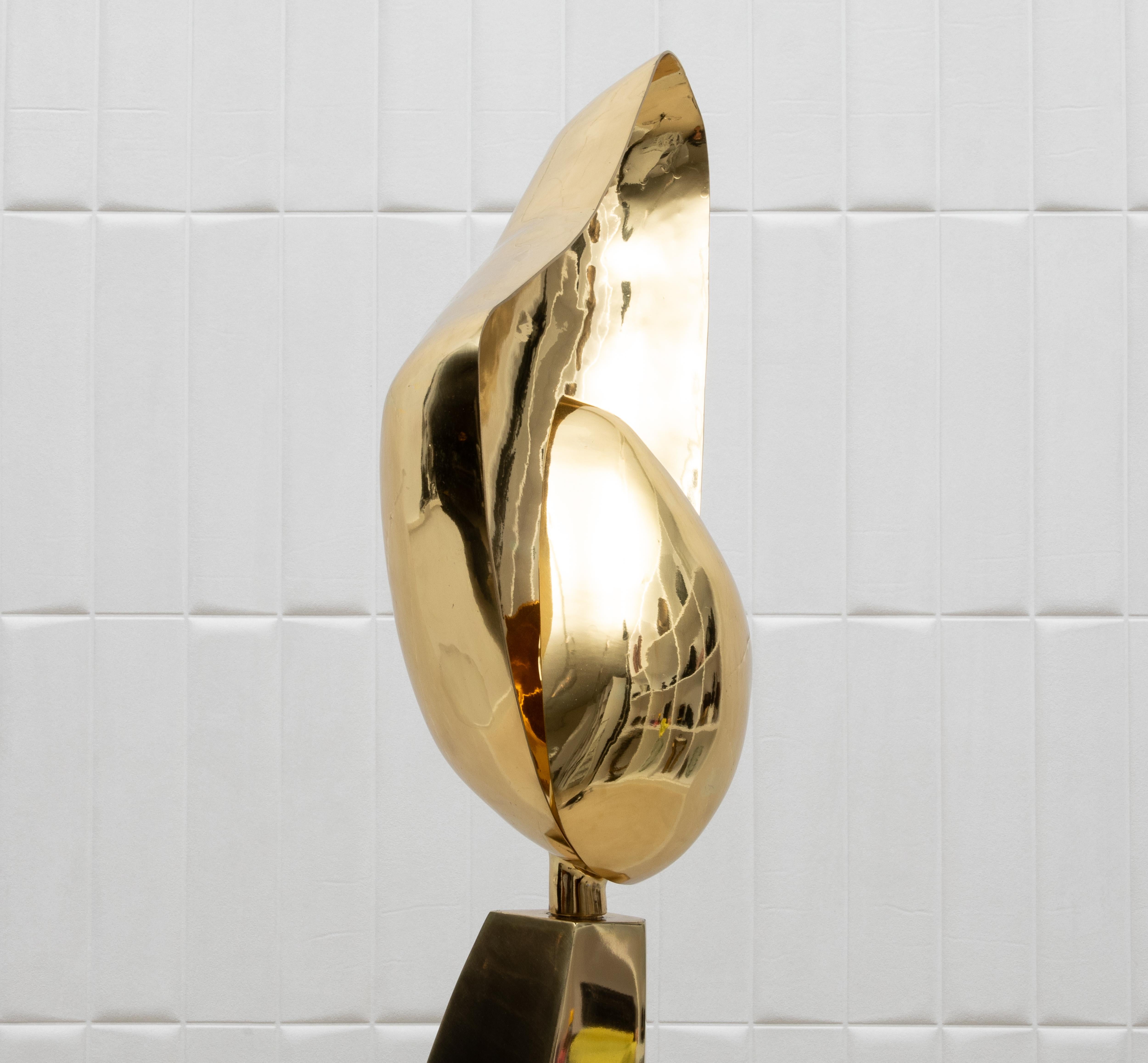 Lampada da terra moderna scultorea in ottone lucido con dettagli a conchiglia neri di KIFU in vendita 3