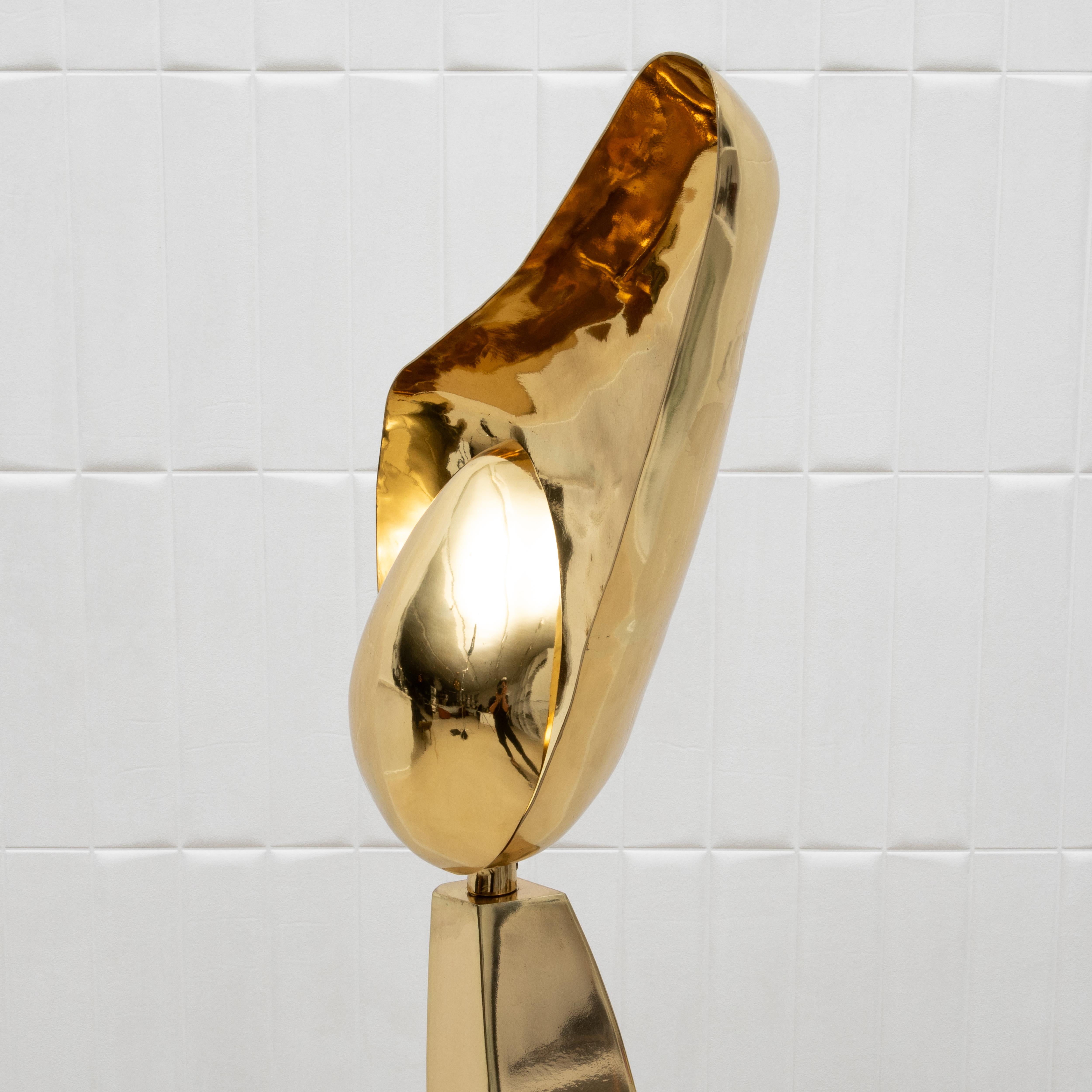 Lampada da terra moderna scultorea in ottone lucido con dettagli a conchiglia neri di KIFU in vendita 4