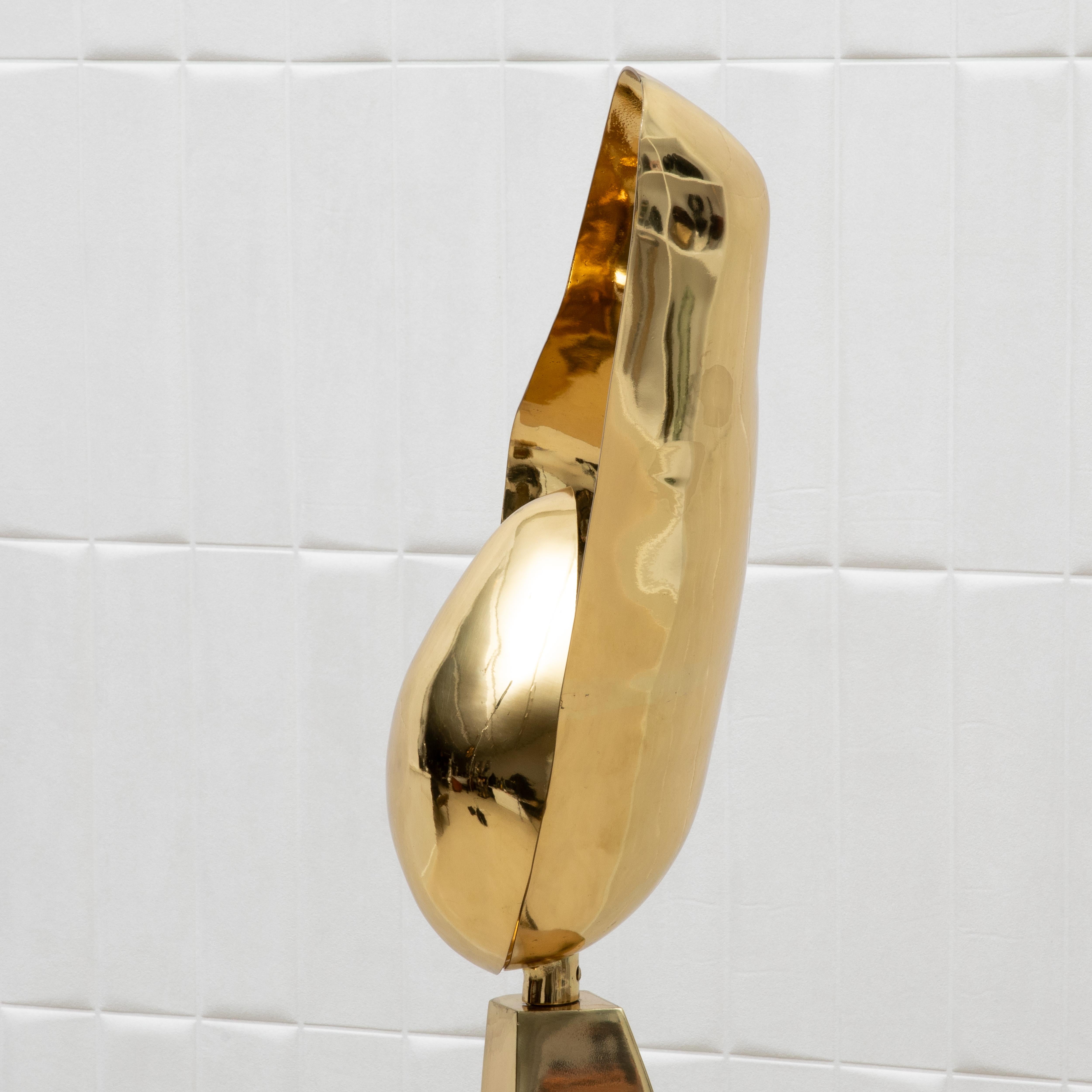 Lampada da terra moderna scultorea in ottone lucido con dettagli a conchiglia neri di KIFU in vendita 5