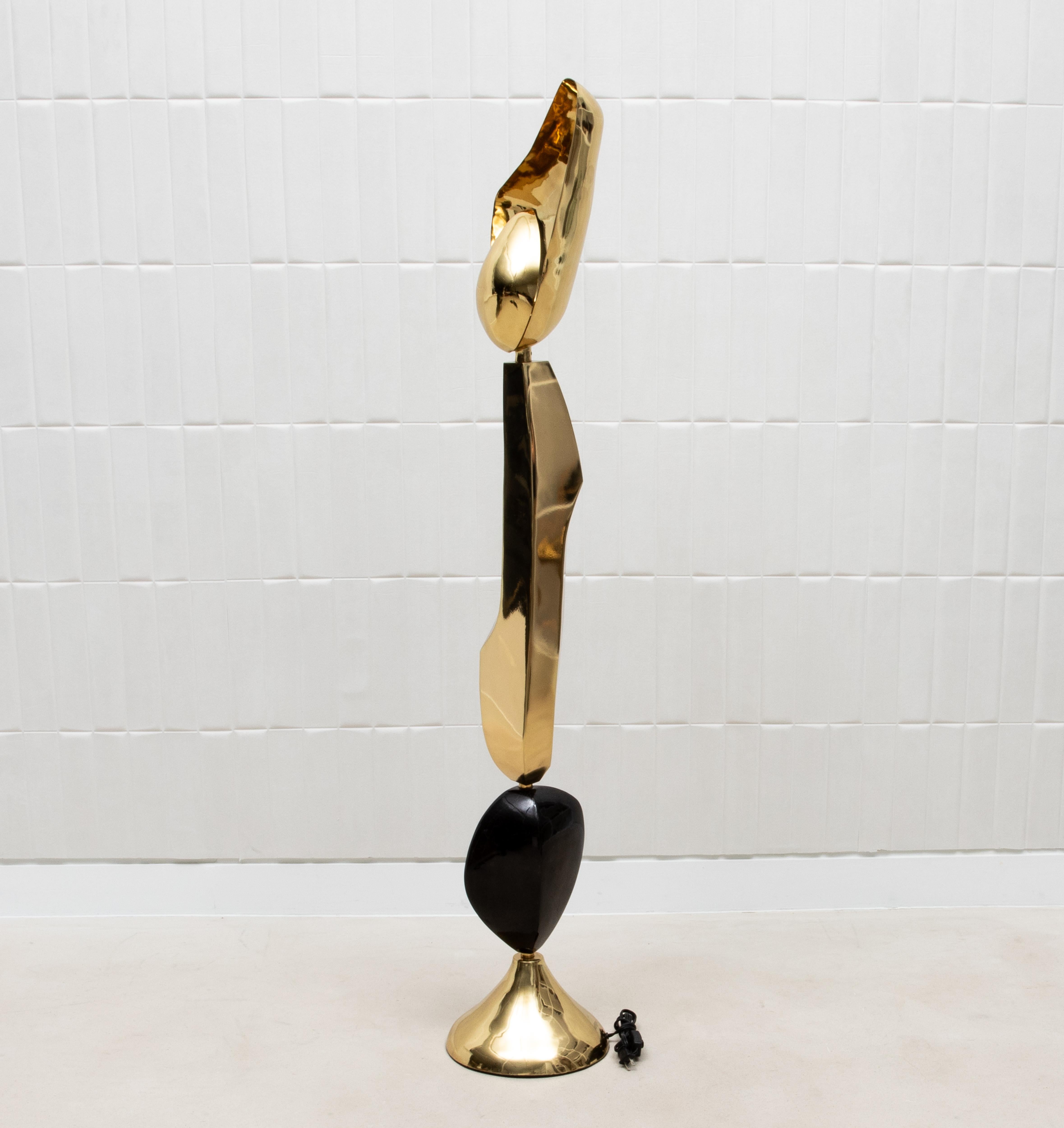 Moderno Lampada da terra moderna scultorea in ottone lucido con dettagli a conchiglia neri di KIFU in vendita