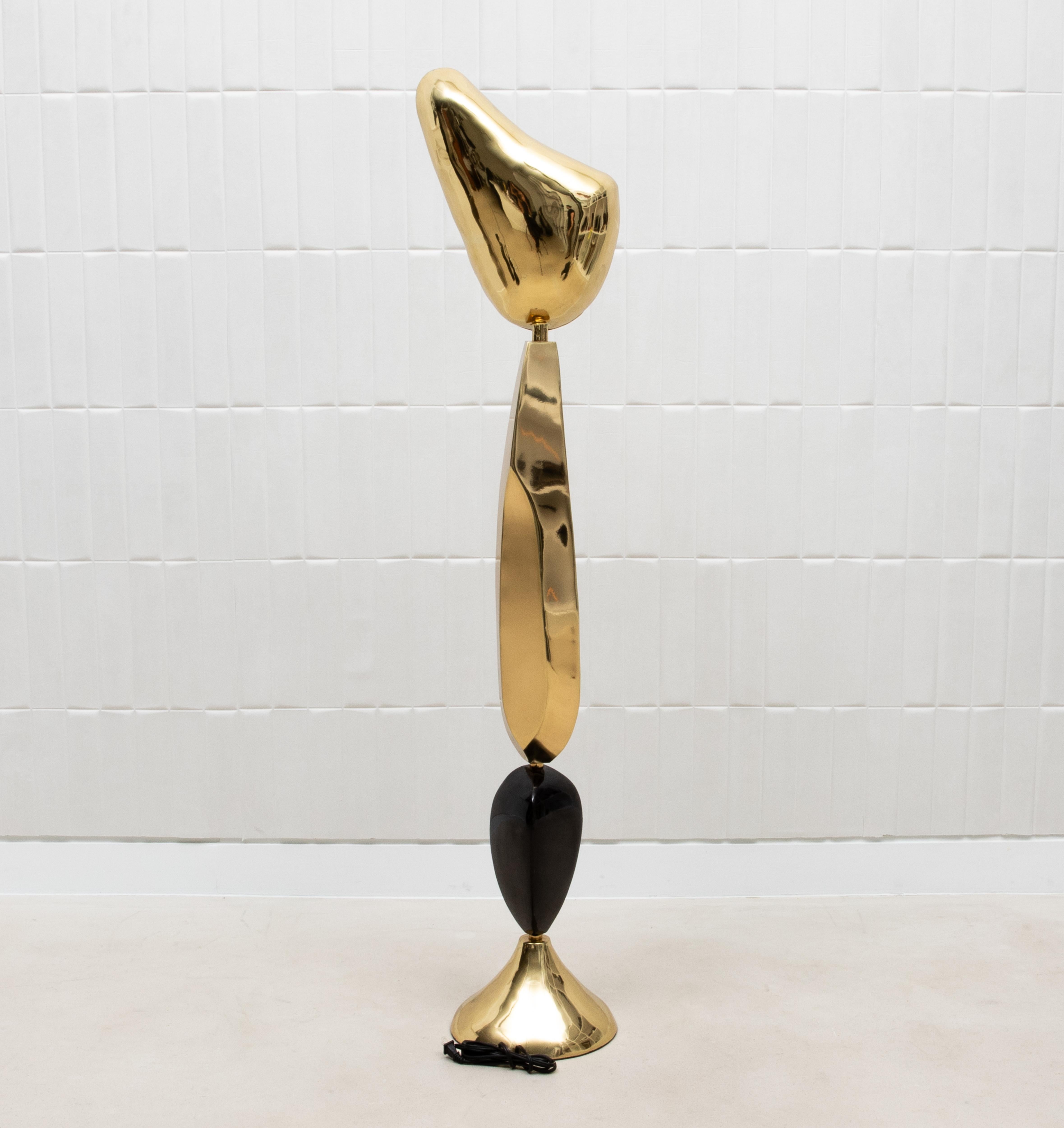 Filippino Lampada da terra moderna scultorea in ottone lucido con dettagli a conchiglia neri di KIFU in vendita