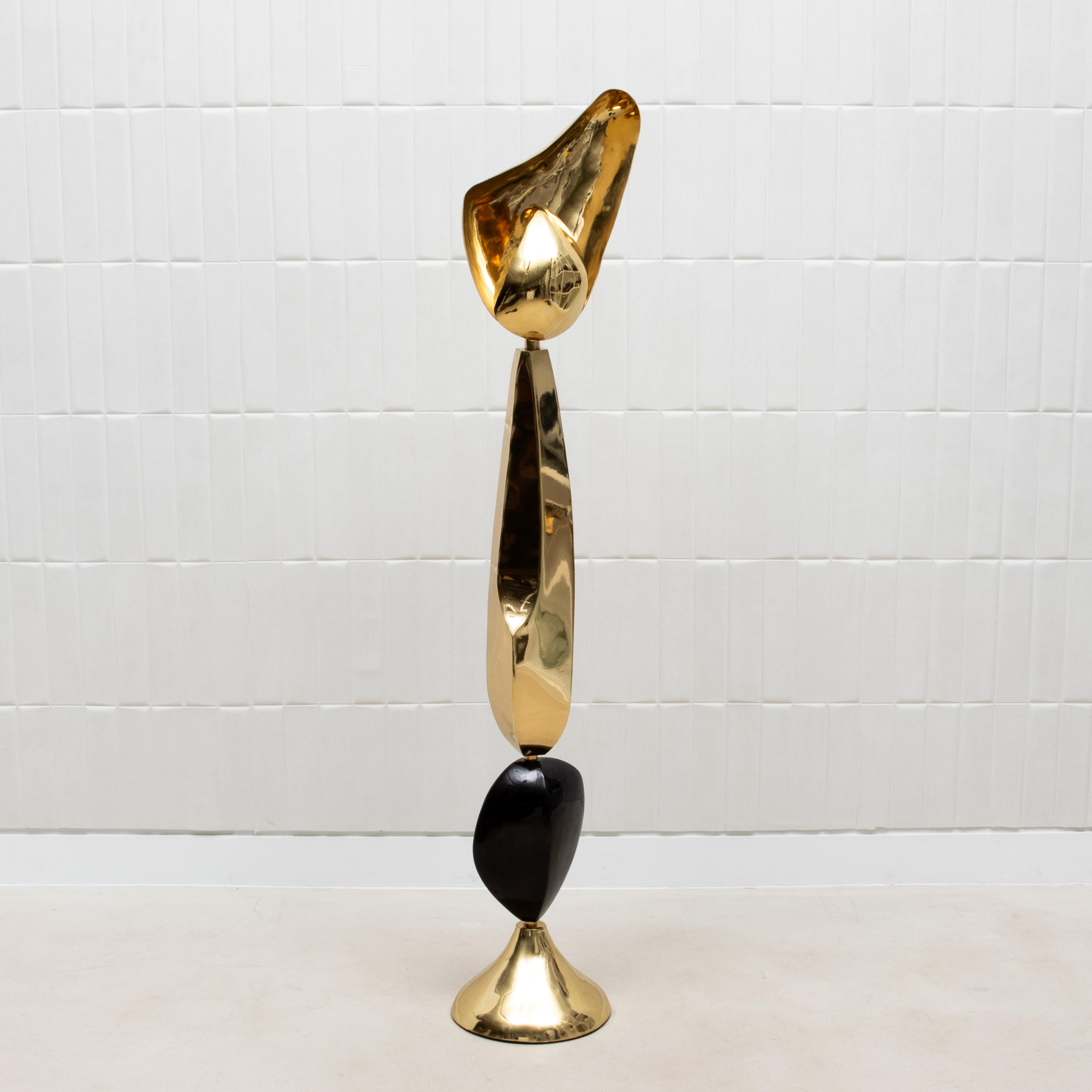 Fatto a mano Lampada da terra moderna scultorea in ottone lucido con dettagli a conchiglia neri di KIFU in vendita