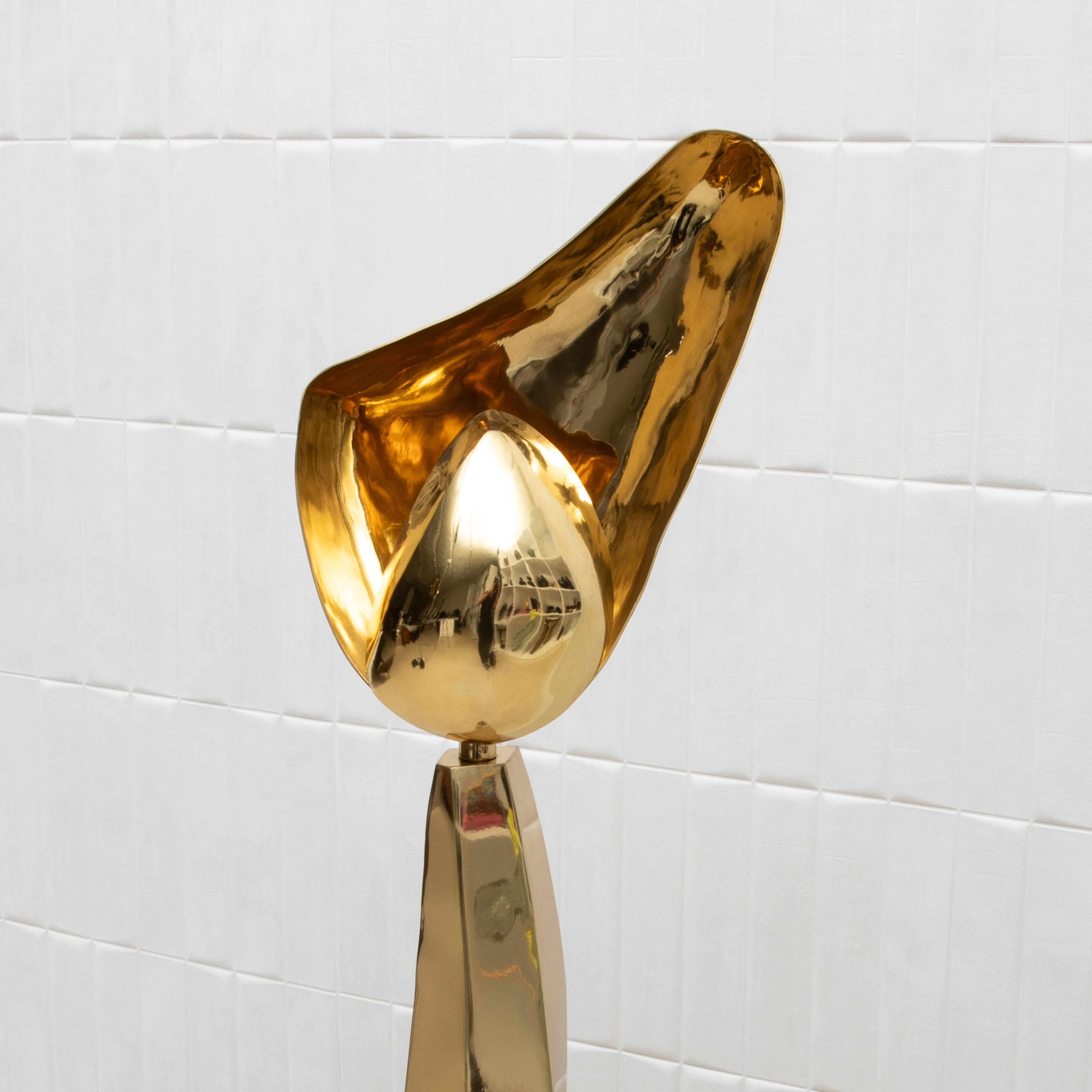 Lampada da terra moderna scultorea in ottone lucido con dettagli a conchiglia neri di KIFU in vendita 1