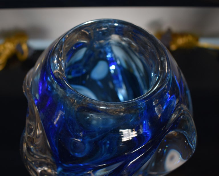 Modern Sculptural Hand Blown Murano Art Glass Flower Vase In Good Condition For Sale In Cathedral City, CA