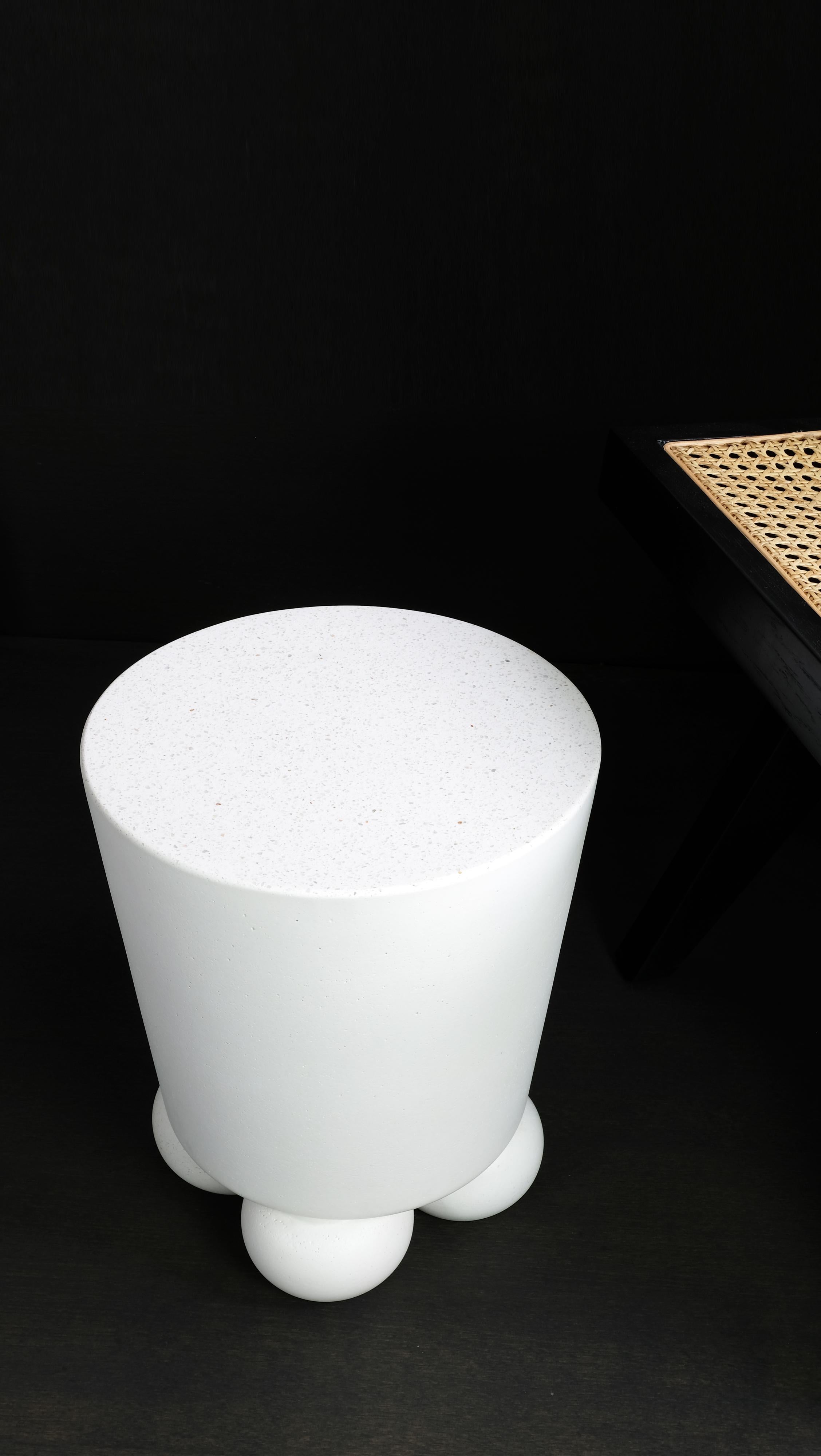 Mesa auxiliar blanca Piedi Organic Modern de piedra fundida hecha a mano por Alentes Atelier Griego en venta