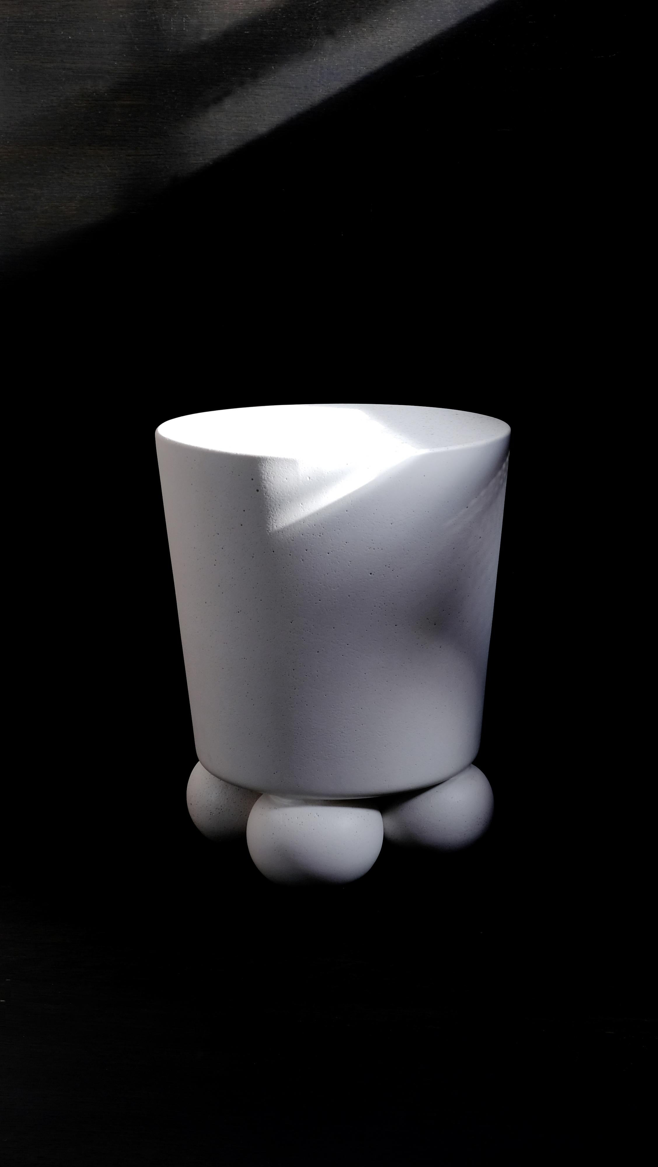 Mesa auxiliar blanca Piedi Organic Modern de piedra fundida hecha a mano por Alentes Atelier Moderno orgánico en venta