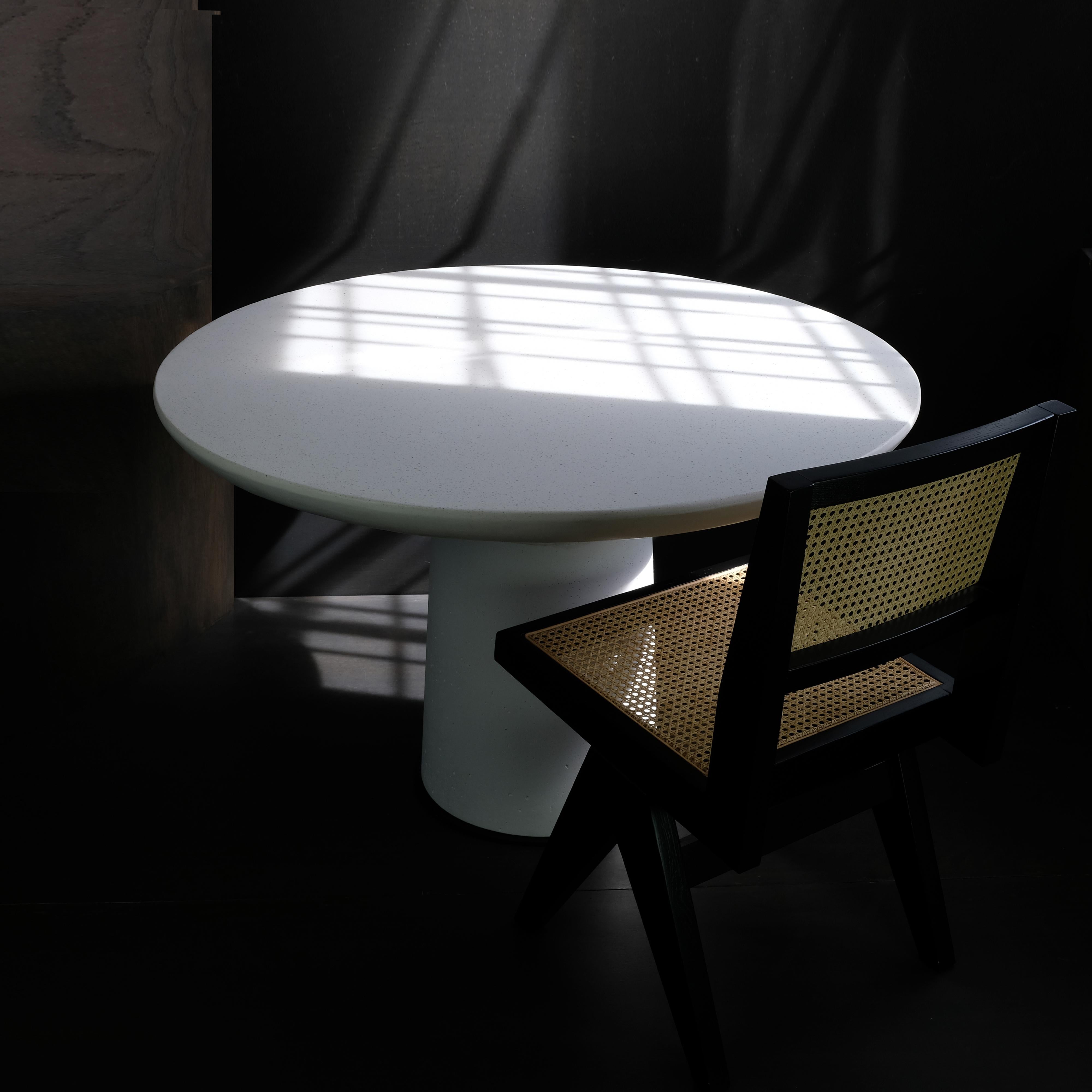 Der POISE DINING TABLE gehört zu unserer Kollektion von Objekten aus einem einzigen Material. Hinter seinen zeitlosen und klassischen Proportionen, seinem klaren und skulpturalen Design verbirgt sich wahre Beständigkeit.

Entwurf: Alentes Atelier