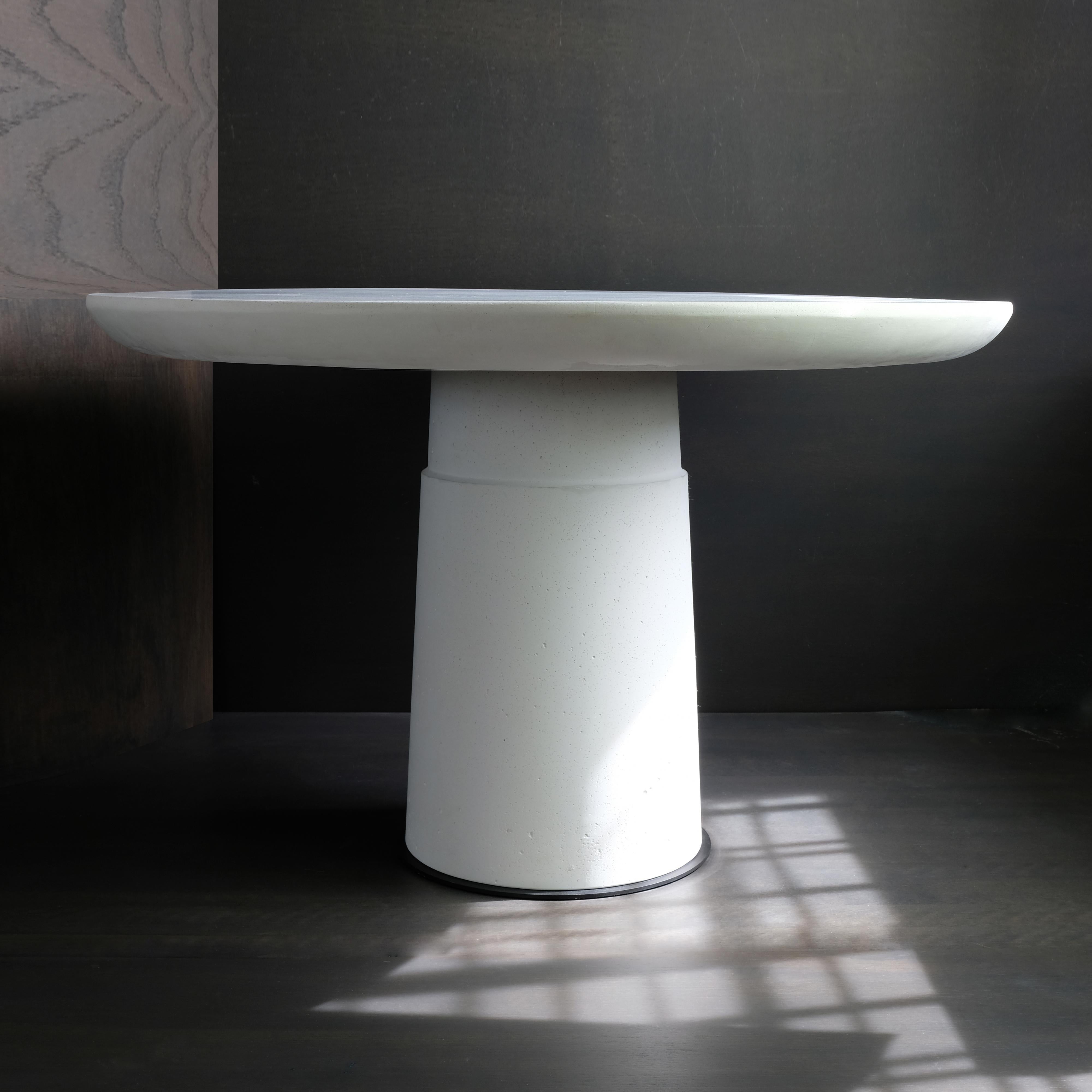 Grec Table de petit déjeuner/de salle à manger sculpturale moderne et organique 