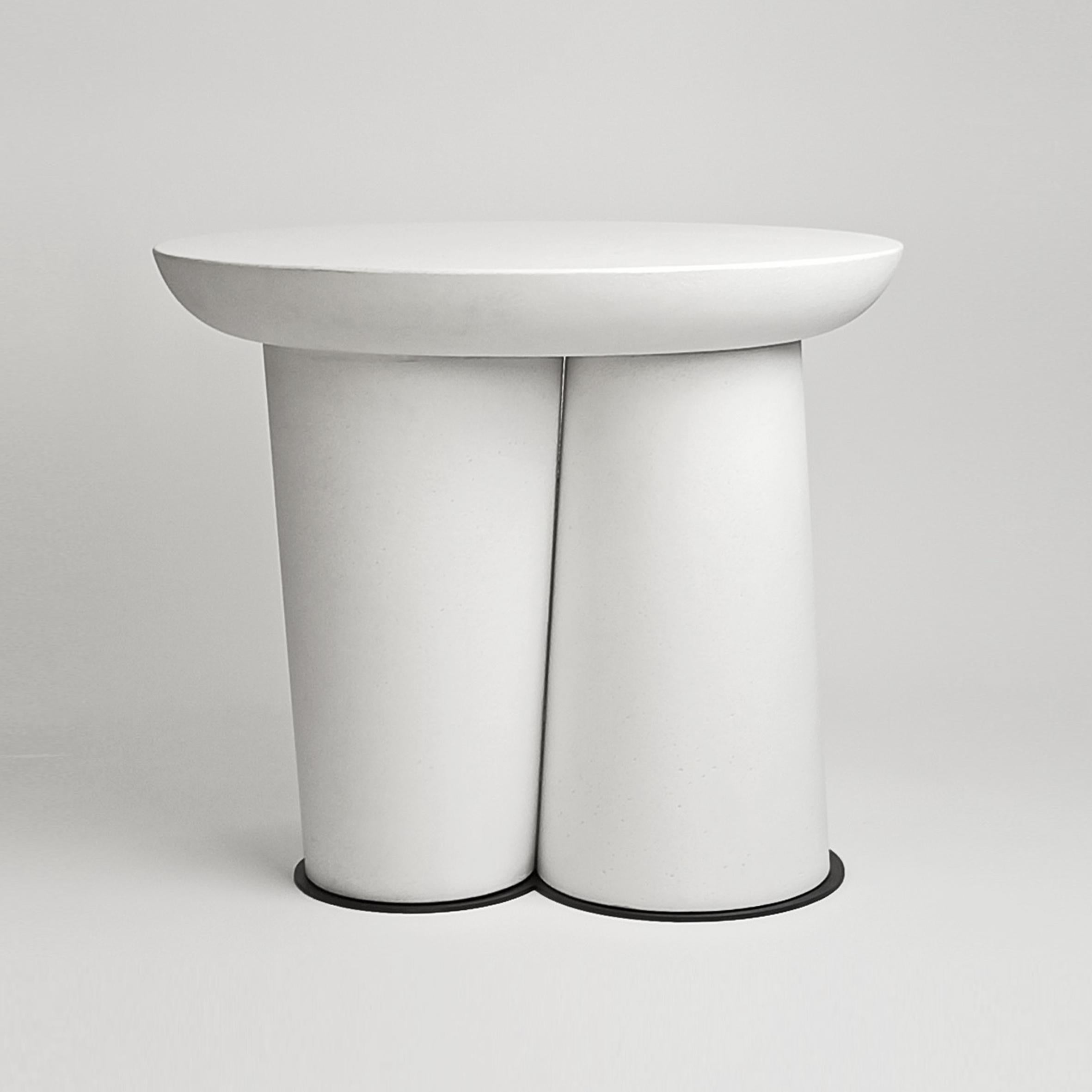 Organique Table de chevet ovale organique moderne « Femme » d'Alentes Atelier en vente