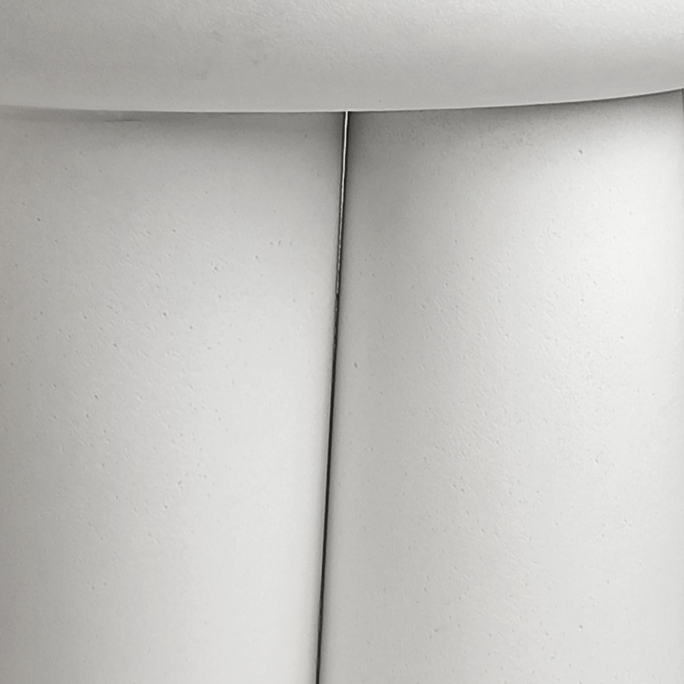 Pierre artificielle Table de chevet ovale organique moderne « Femme » d'Alentes Atelier en vente