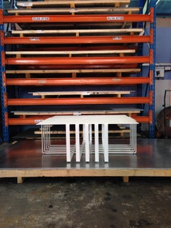 Table basse sculpturale moderne d'intérieur et d'extérieur en acier revêtu de poudre blanche