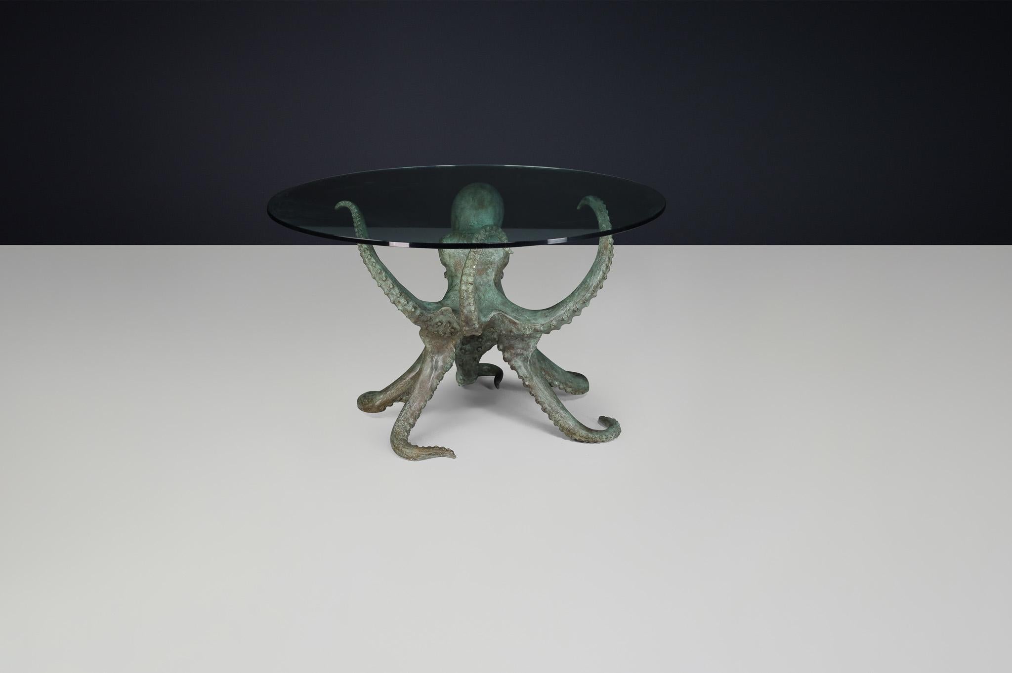 Ce centre de table saisissant et imaginatif est une table sculpturale italienne, fabriquée dans les années 1980, qui fusionne admirablement l'expression artistique et le design fonctionnel. La base en bronze est moulée sous la forme d'une pieuvre
