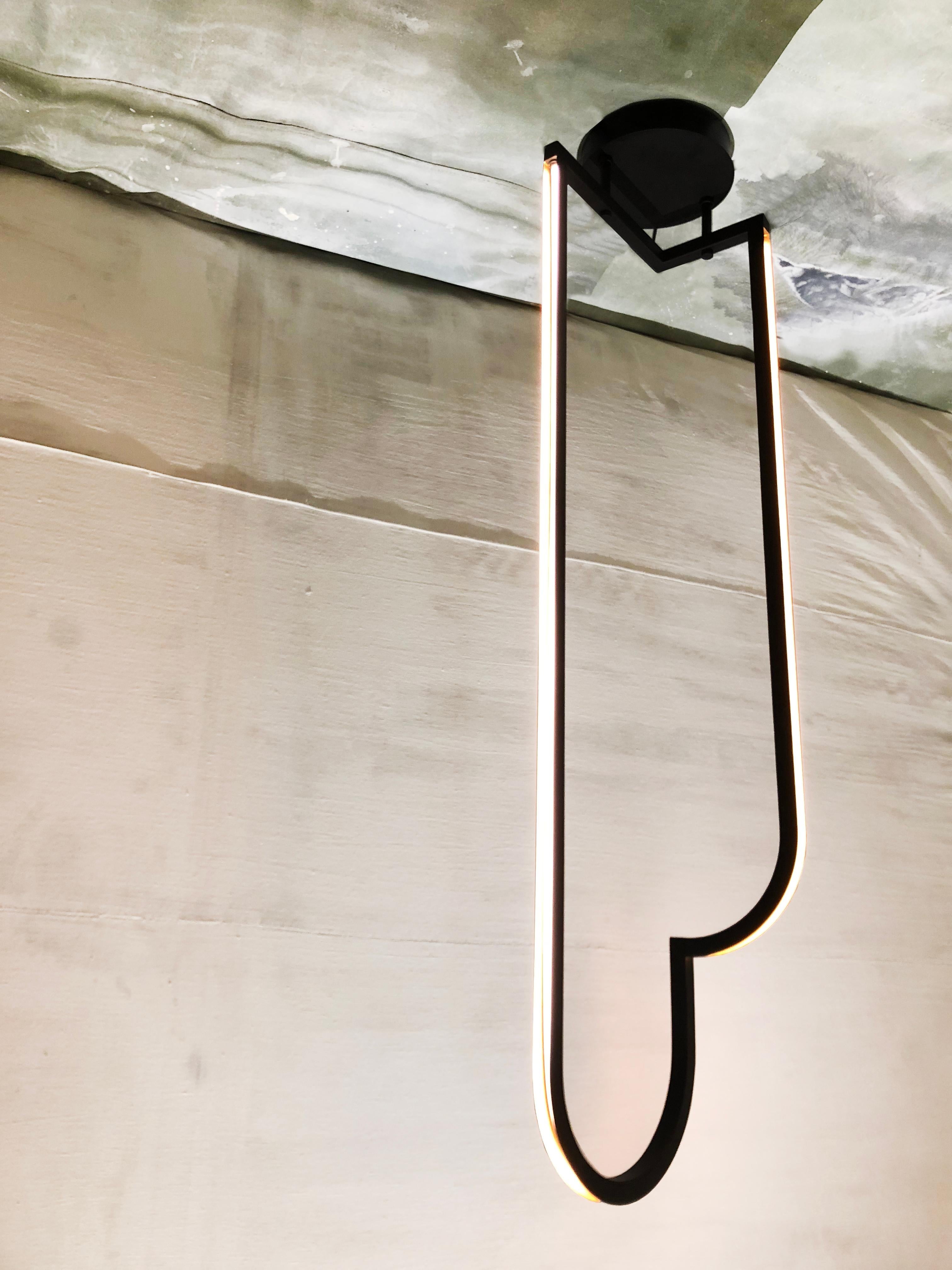Nous avons créé ce luminaire suspendu sculptural moderne parce que nous sommes toujours à la recherche d'un éclairage qui soit aussi beau lorsqu'il est allumé que lorsqu'il est éteint. La LED à gradation ultra chaude est encore réchauffée par les