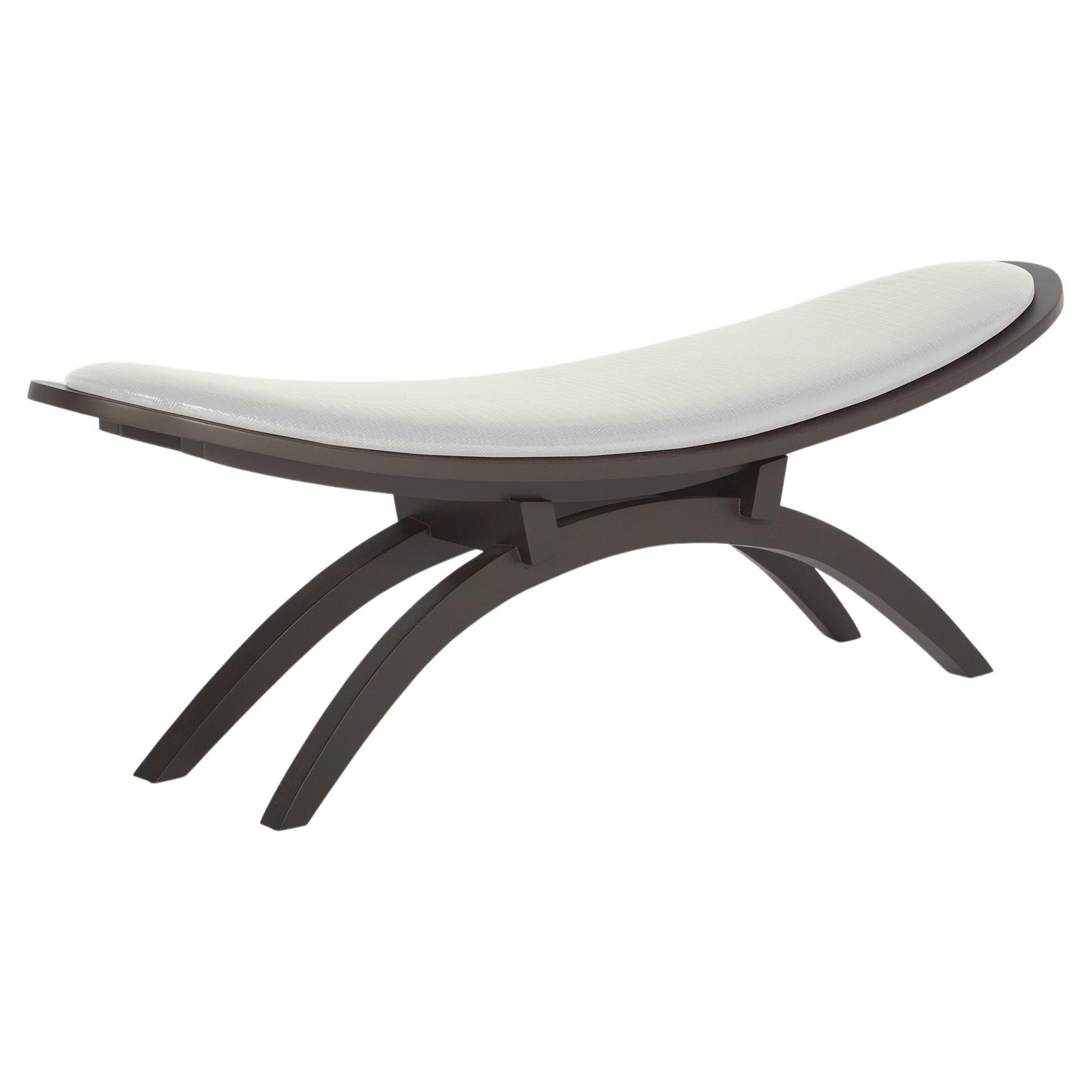 Banc de forme sculpturale moderne et moderne en bois et cuir blanc