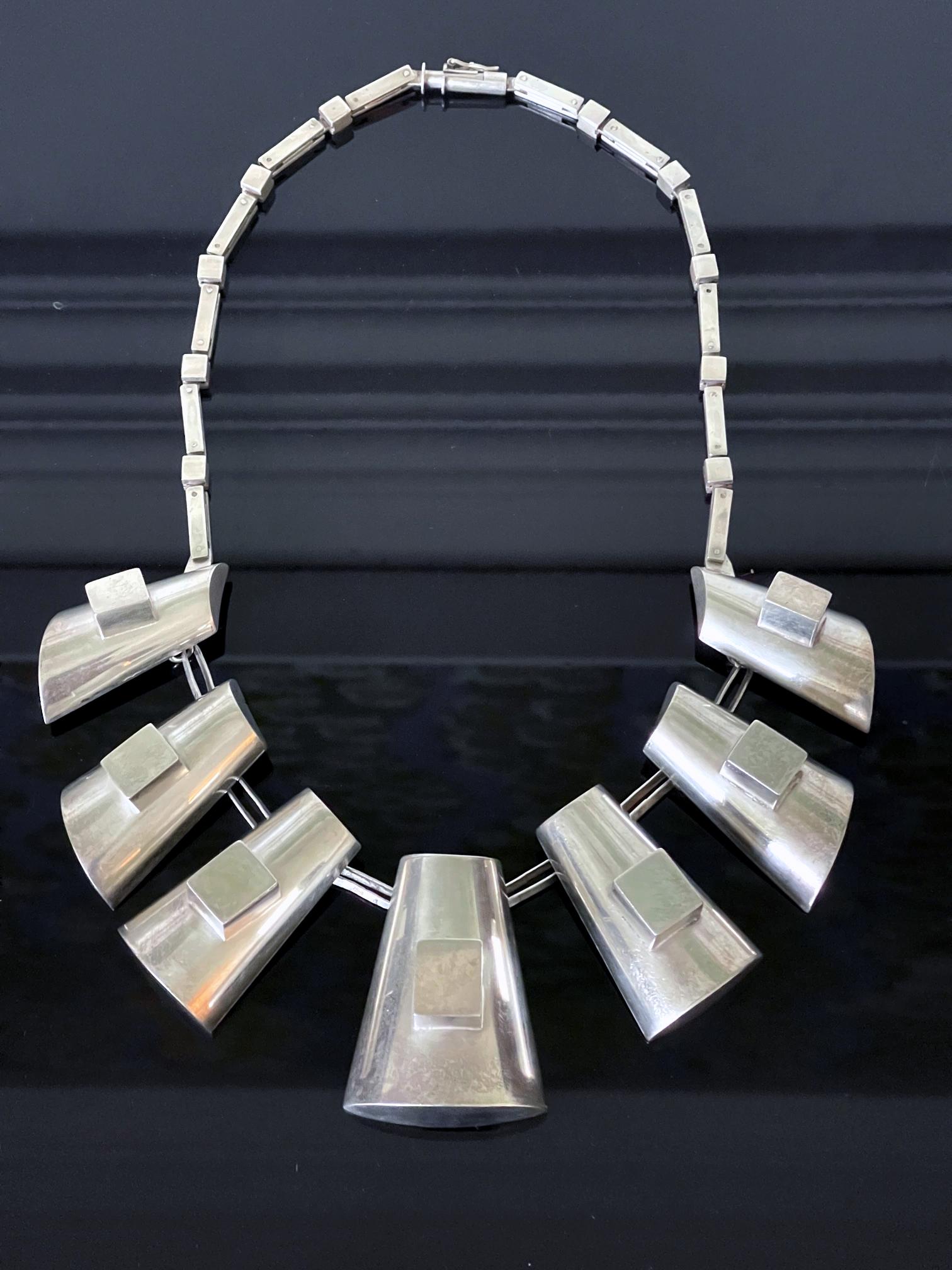 Eine sehr skulpturale Halskette aus Sterlingsilber von der peruanischen Silberschmiedin und Designerin Grazielle Laffi (1923-2009), Lima, um 1970. Markierungen auf der Kette: PERU, 950. Die Kette hat ein sehr modernes Aussehen und besteht aus