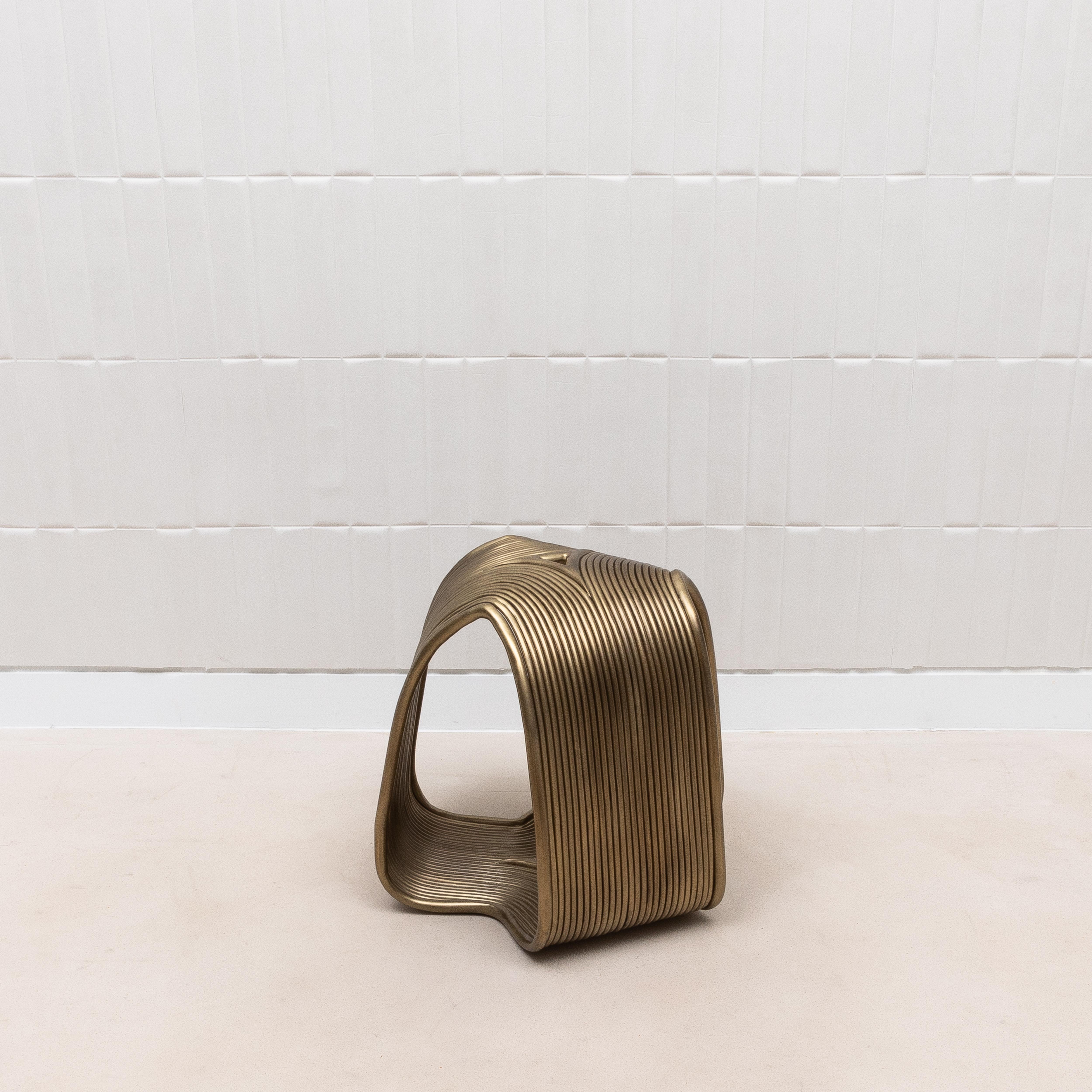 Filippino Sgabello moderno scultoreo in ottone patinato bronzo di R&Y Augousti in vendita