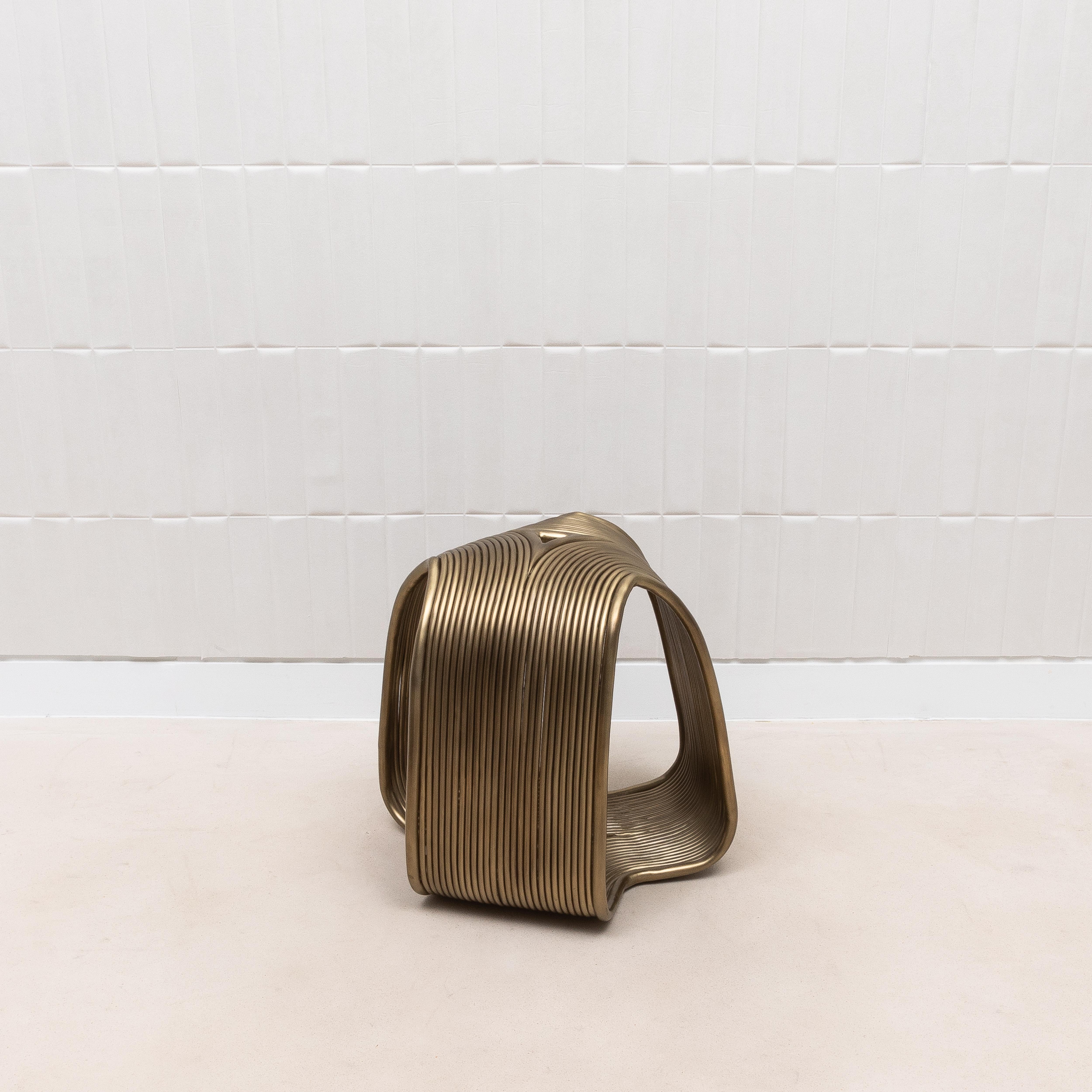 Fatto a mano Sgabello moderno scultoreo in ottone patinato bronzo di R&Y Augousti in vendita