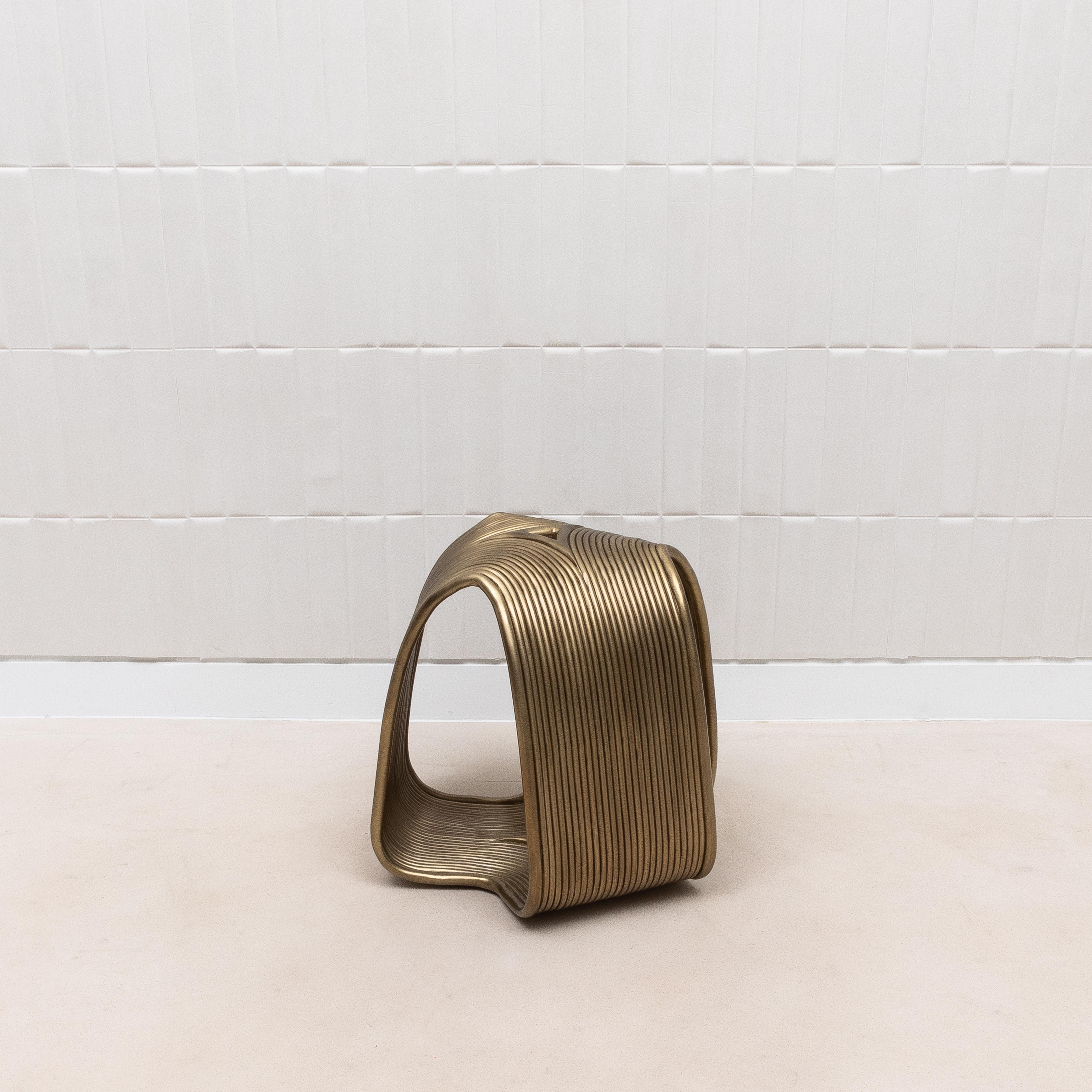 XXI secolo e contemporaneo Sgabello moderno scultoreo in ottone patinato bronzo di R&Y Augousti in vendita