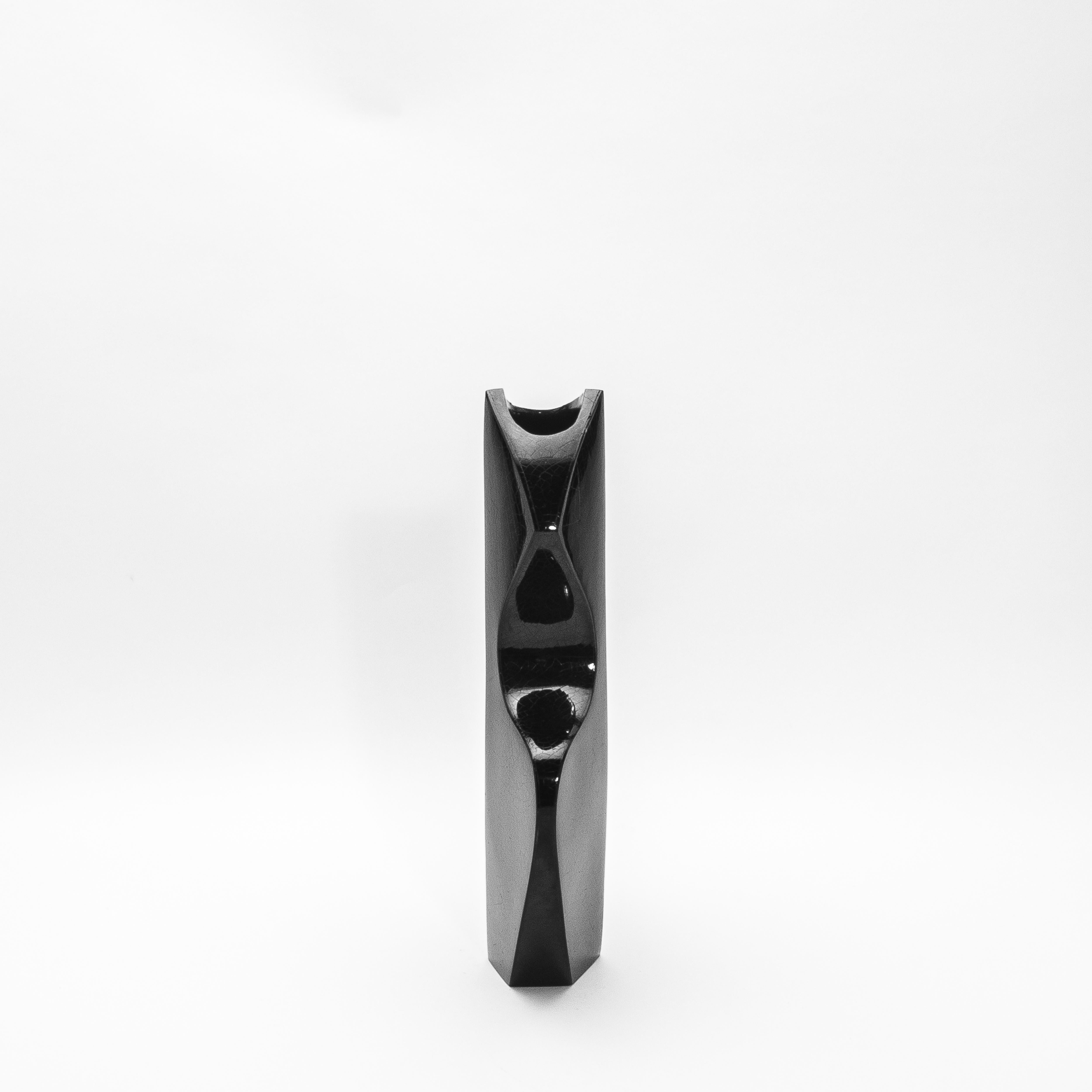 Art Déco Vaso scultoreo moderno Black Shell di R&Y Augousti in vendita