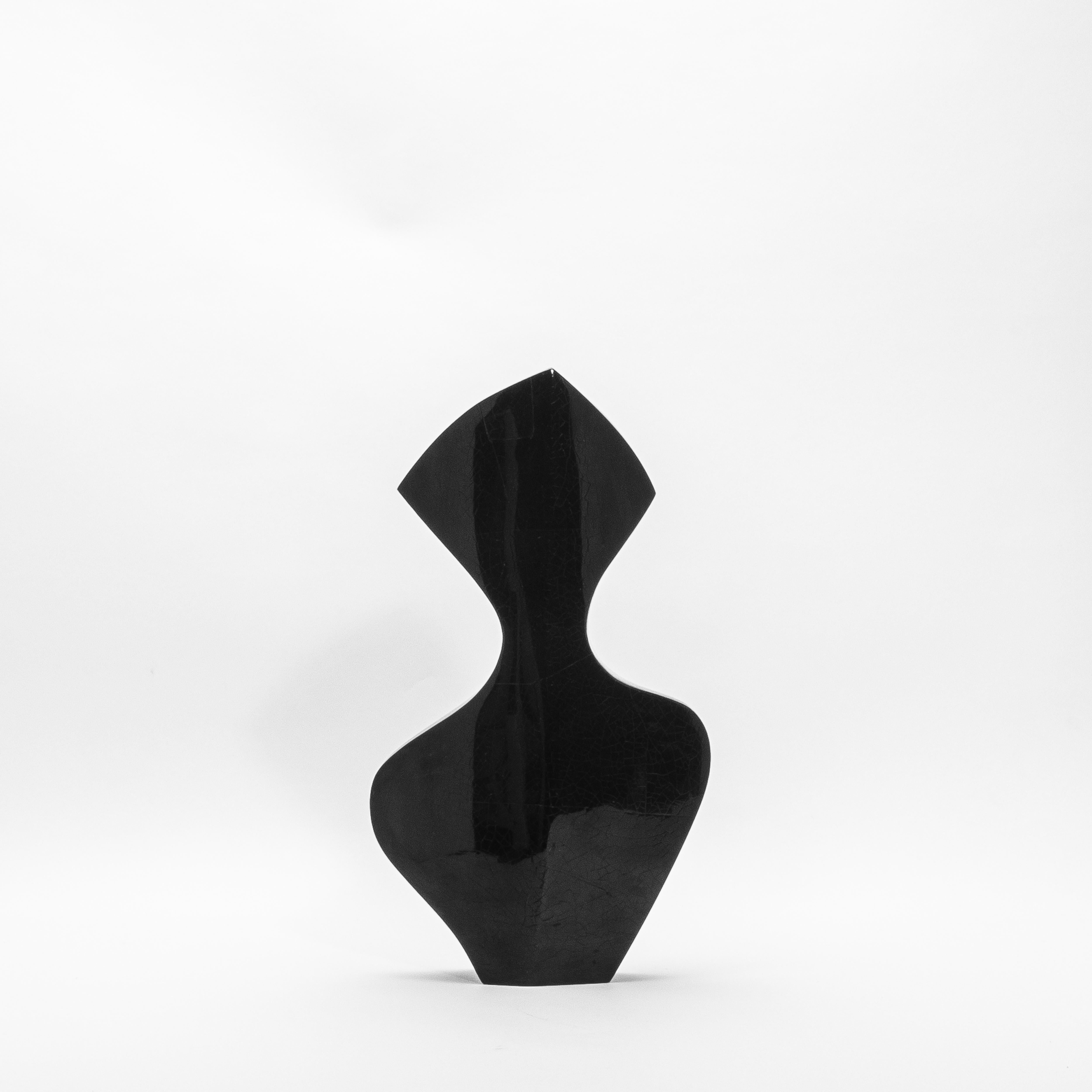 Filippino Vaso scultoreo moderno Black Shell di R&Y Augousti in vendita