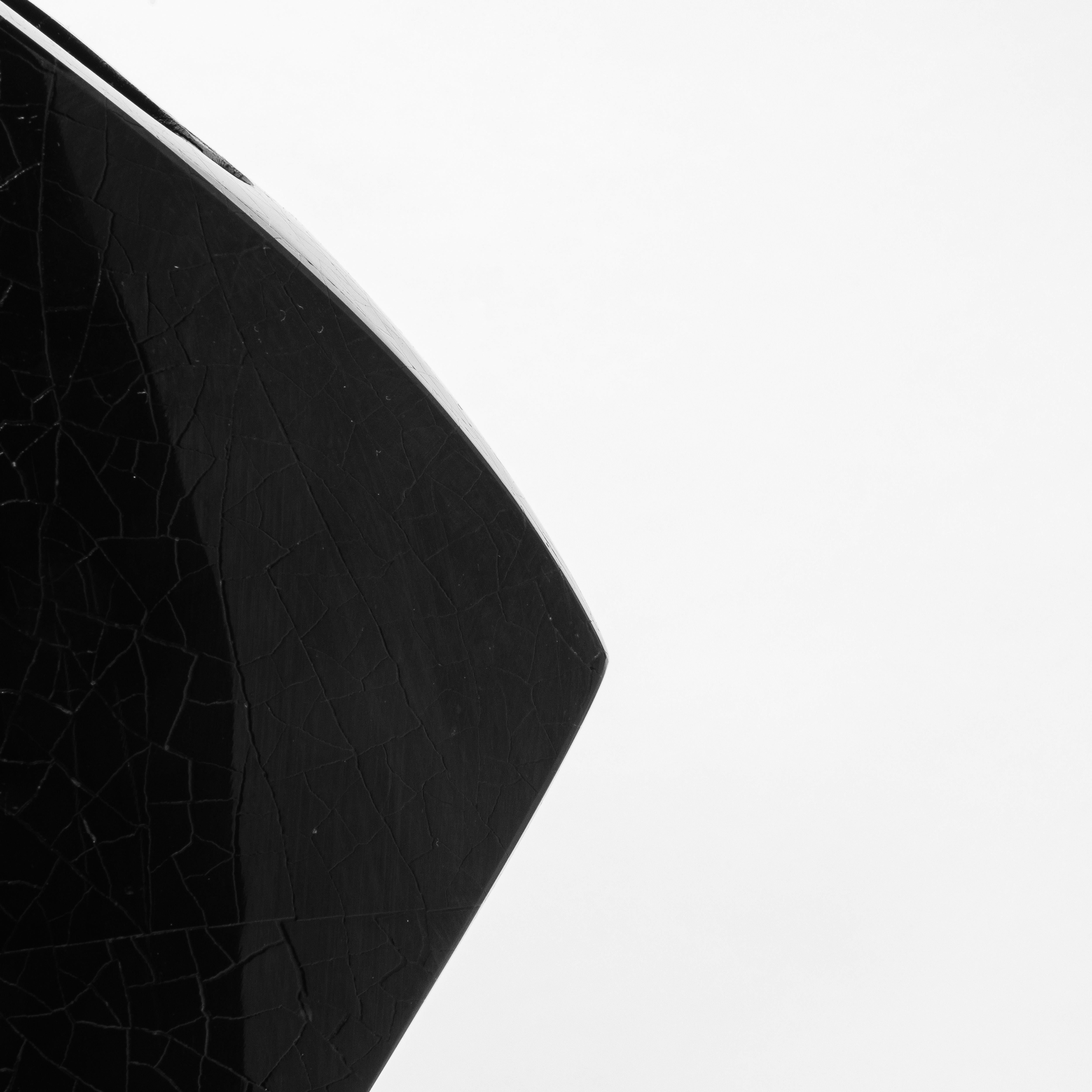 Fatto a mano Vaso scultoreo moderno Black Shell di R&Y Augousti in vendita