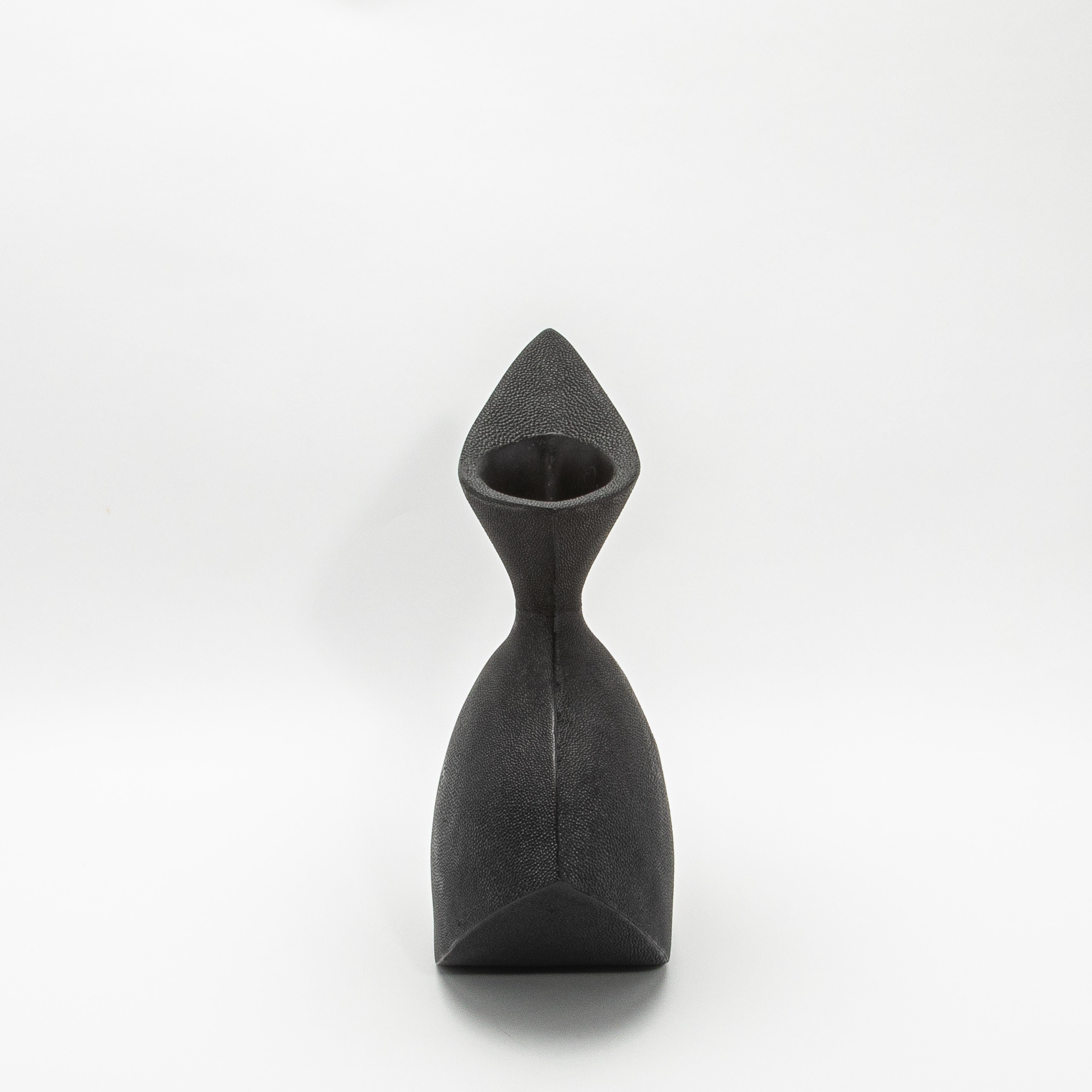 Art Déco Vaso scultoreo moderno in zigrino nero di R&Y Augousti in vendita