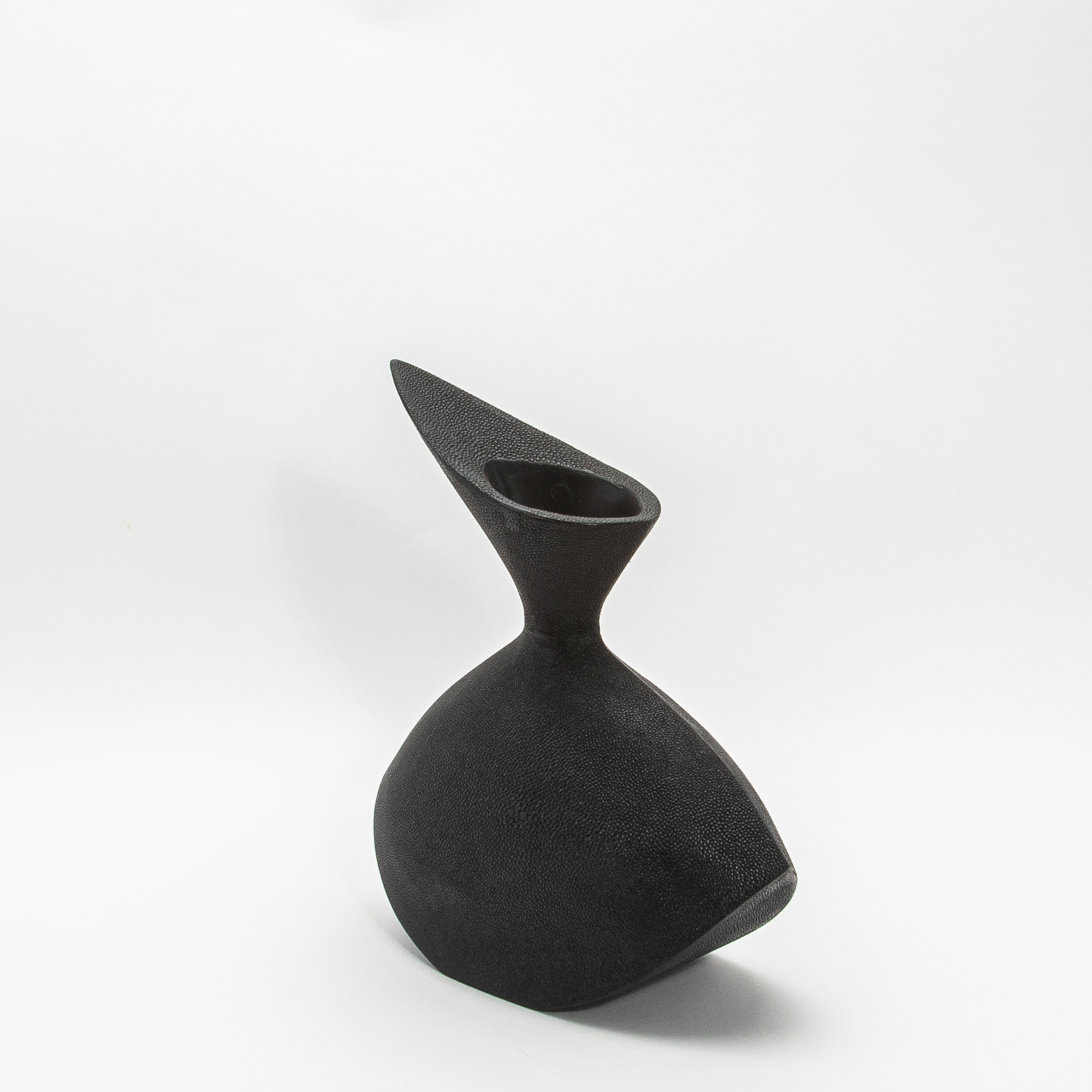 Filippino Vaso scultoreo moderno in zigrino nero di R&Y Augousti in vendita