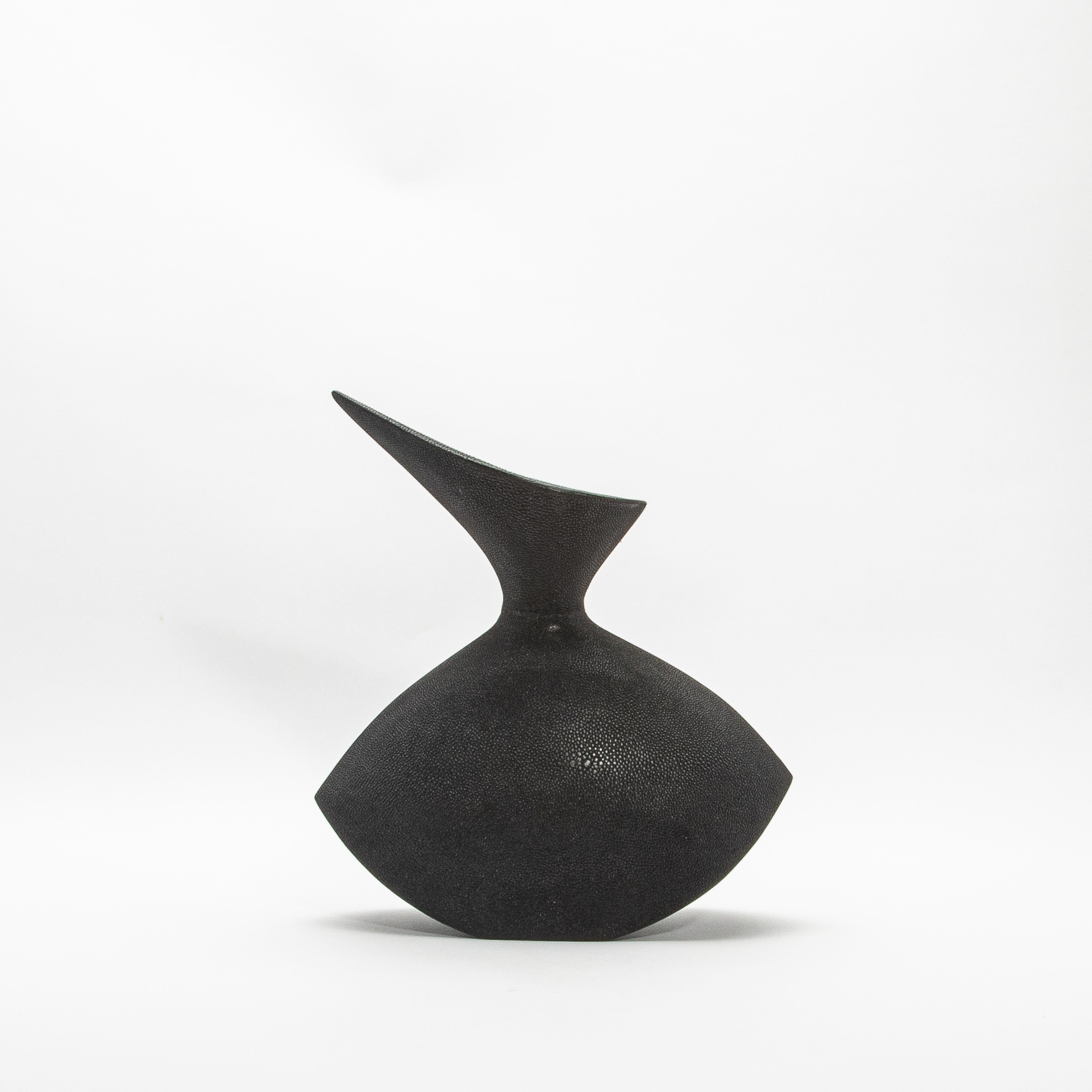 Fatto a mano Vaso scultoreo moderno in zigrino nero di R&Y Augousti in vendita