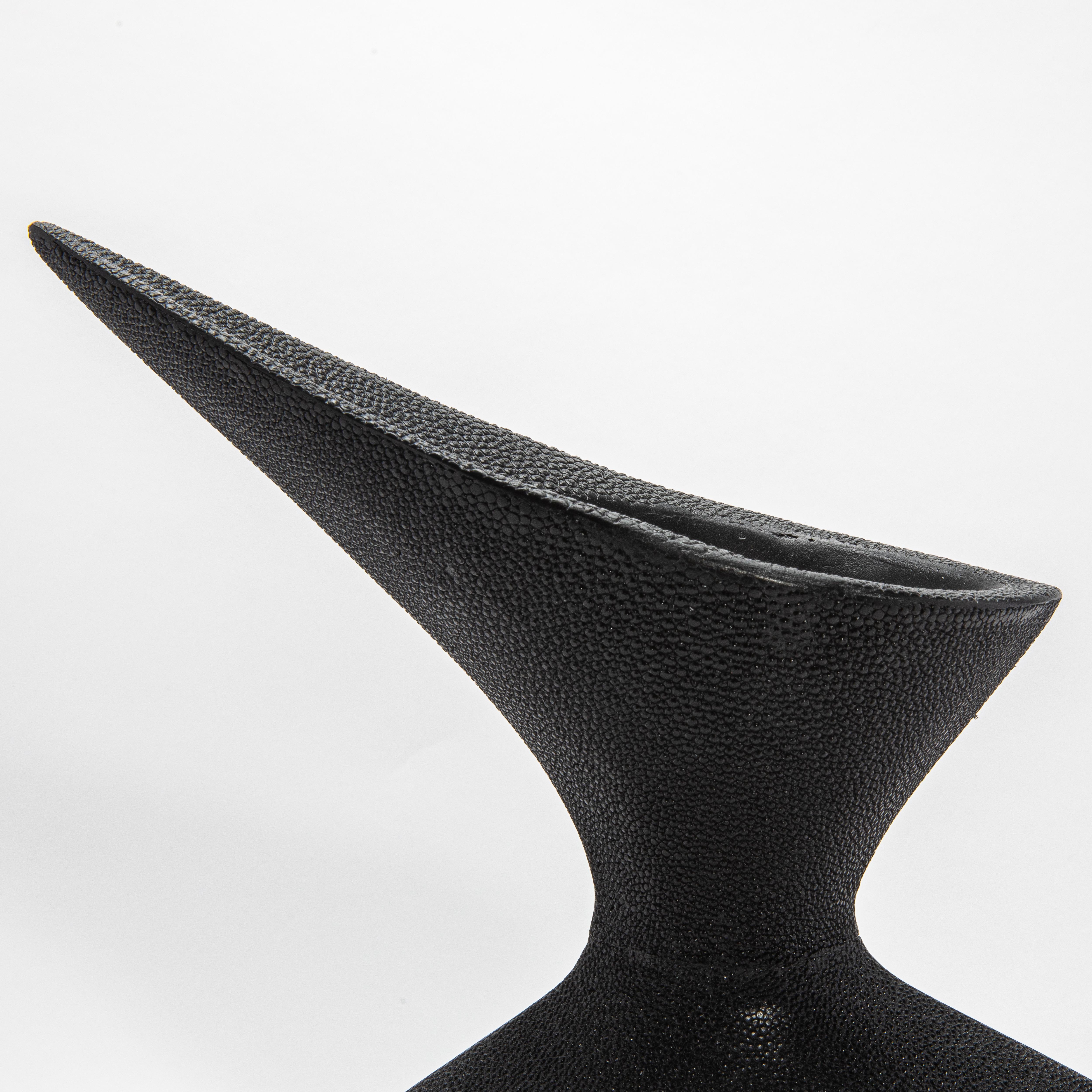 Vaso scultoreo moderno in zigrino nero di R&Y Augousti In condizioni Nuovo in vendita a West Hollywood, CA