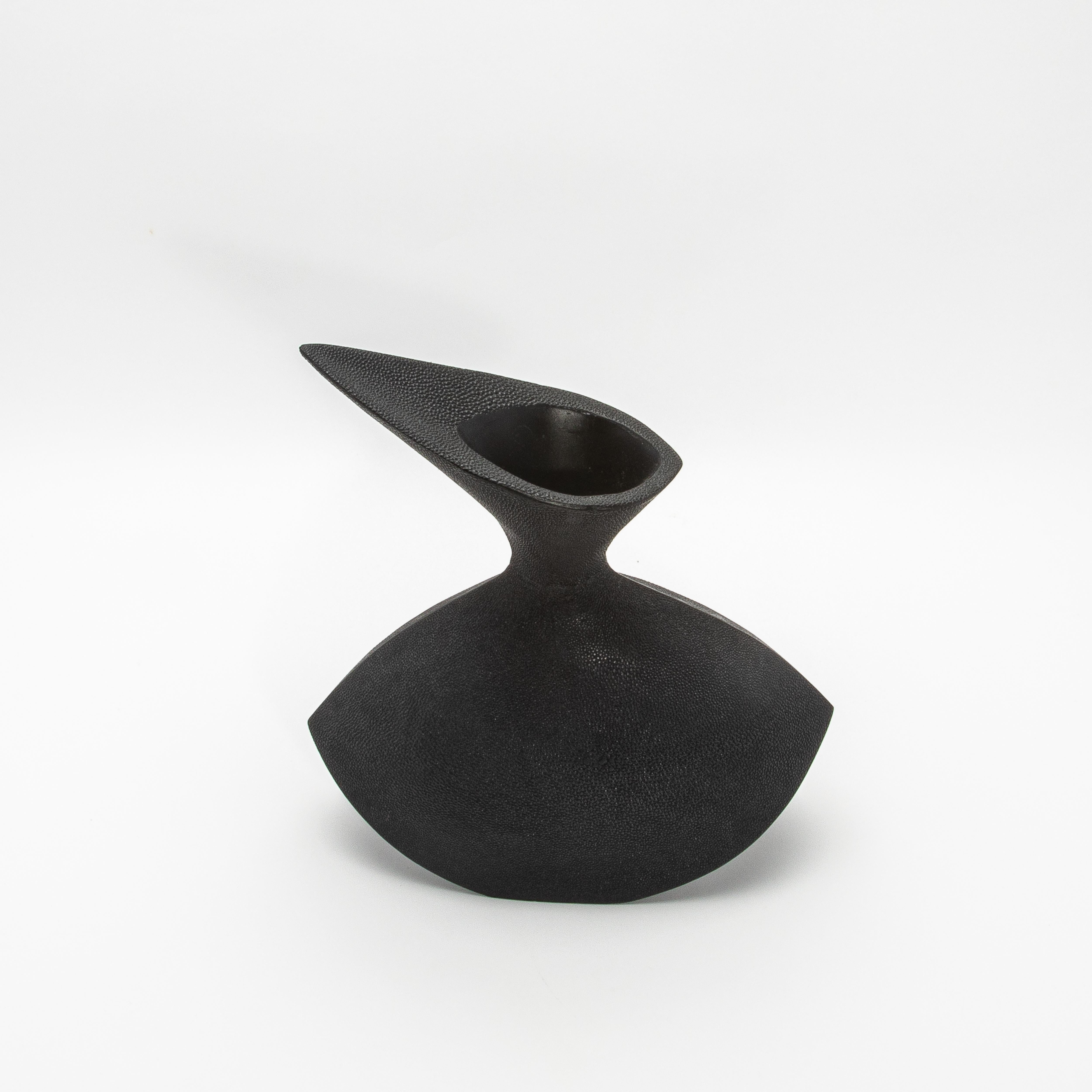 XXI secolo e contemporaneo Vaso scultoreo moderno in zigrino nero di R&Y Augousti in vendita