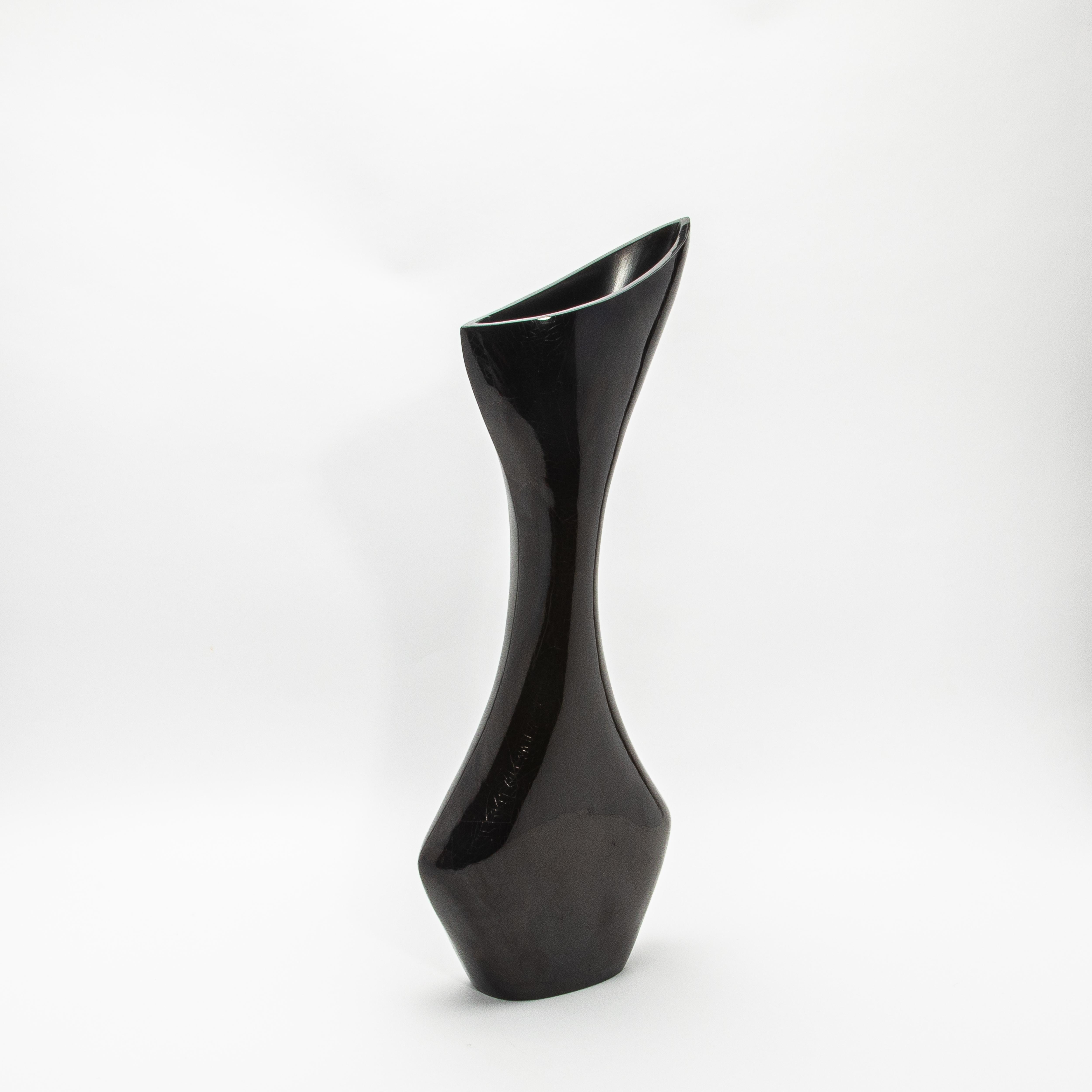 Il vaso Bird di R&Y Augousti è un pezzo magistrale che affascina con la sua silhouette elegante e moderna. Realizzato a mano con una lussuosa conchiglia, questo vaso scultoreo è definito dalle sue curve morbide e ondulate che ricordano un uccello in