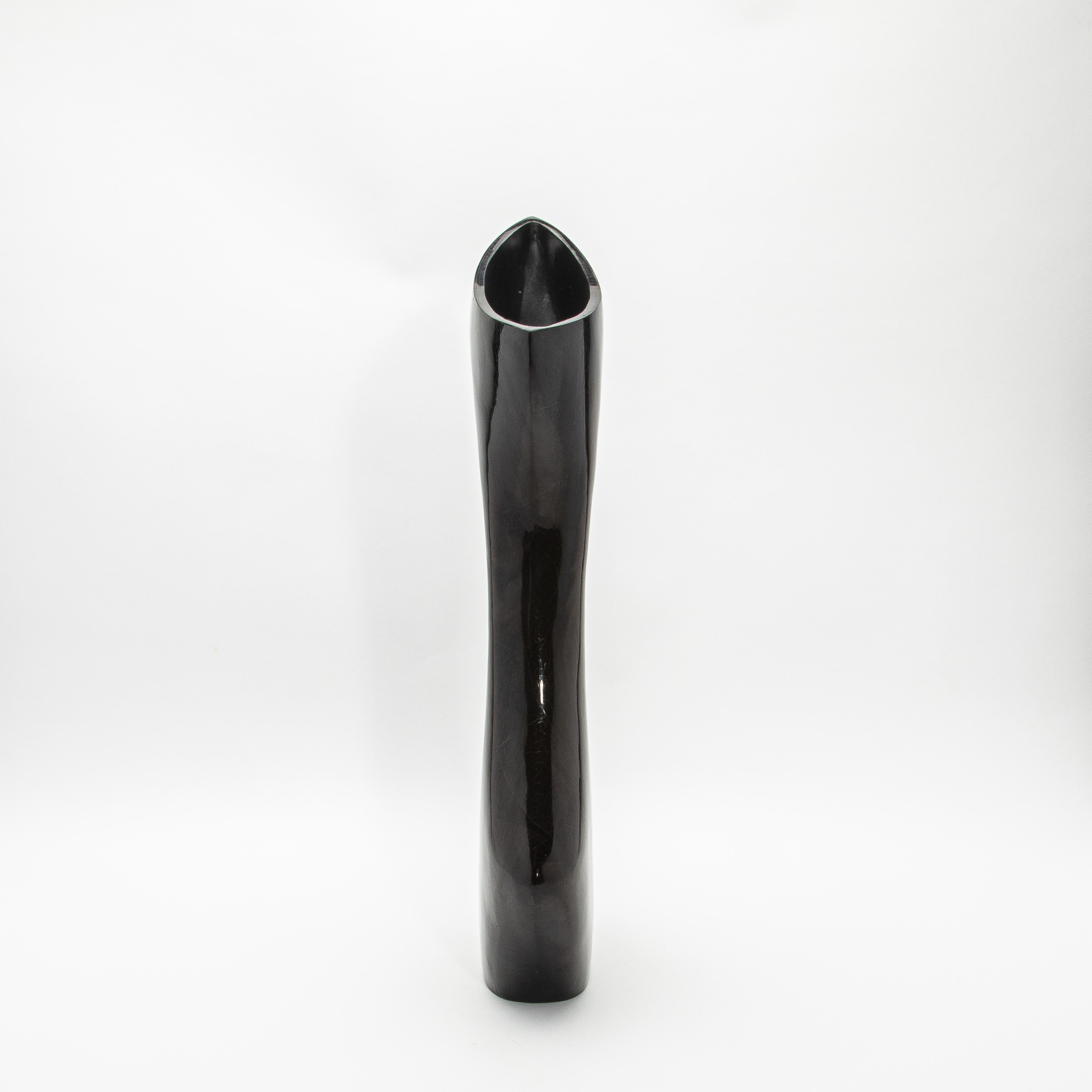 Art Déco Vaso moderno scultoreo in conchiglia nera di R&Y Augousti in vendita
