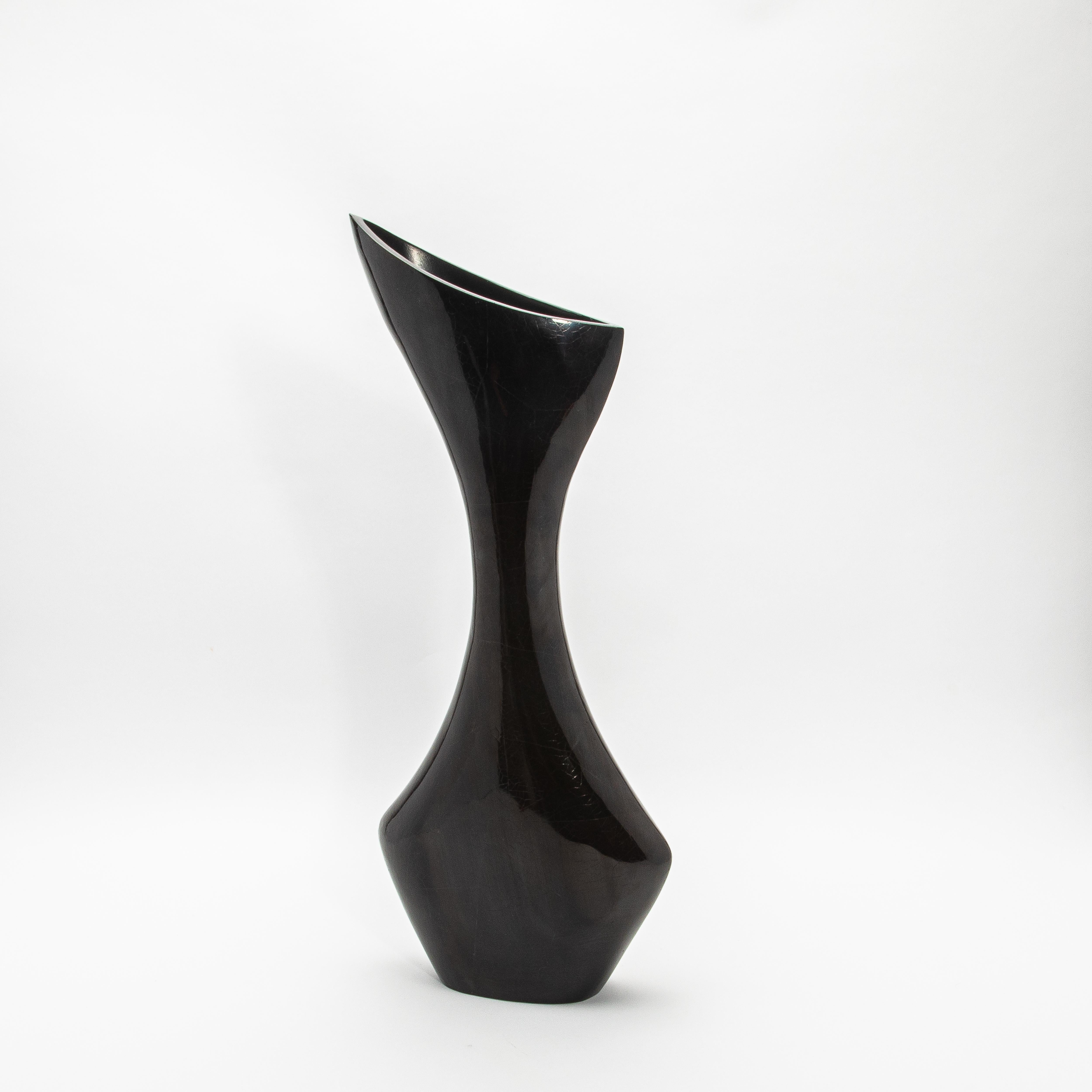 Filippino Vaso moderno scultoreo in conchiglia nera di R&Y Augousti in vendita