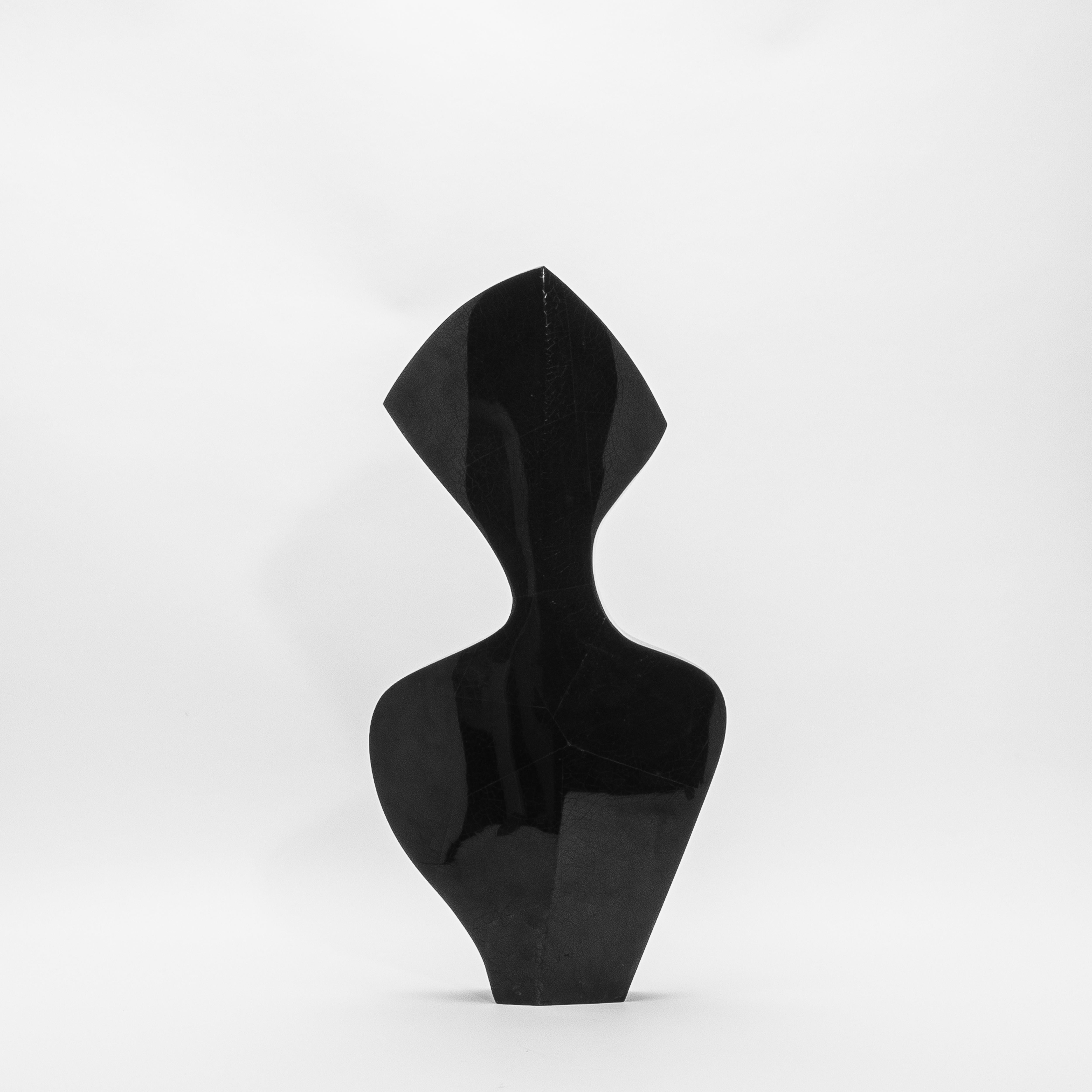 Fatto a mano Vaso moderno scultoreo in conchiglia nera di R&Y Augousti in vendita