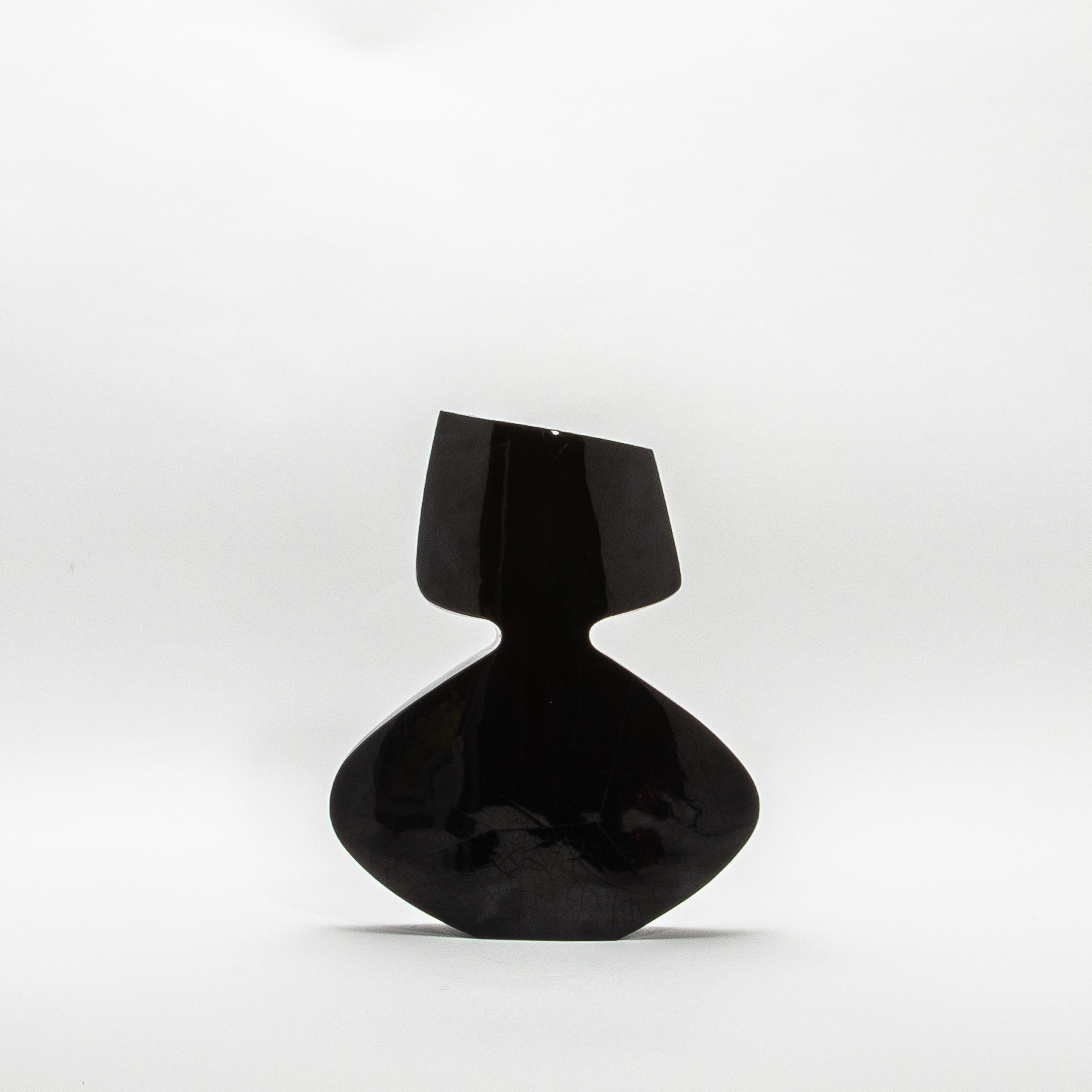 Fatto a mano Vaso moderno scultoreo in conchiglia nera di R&Y Augousti in vendita