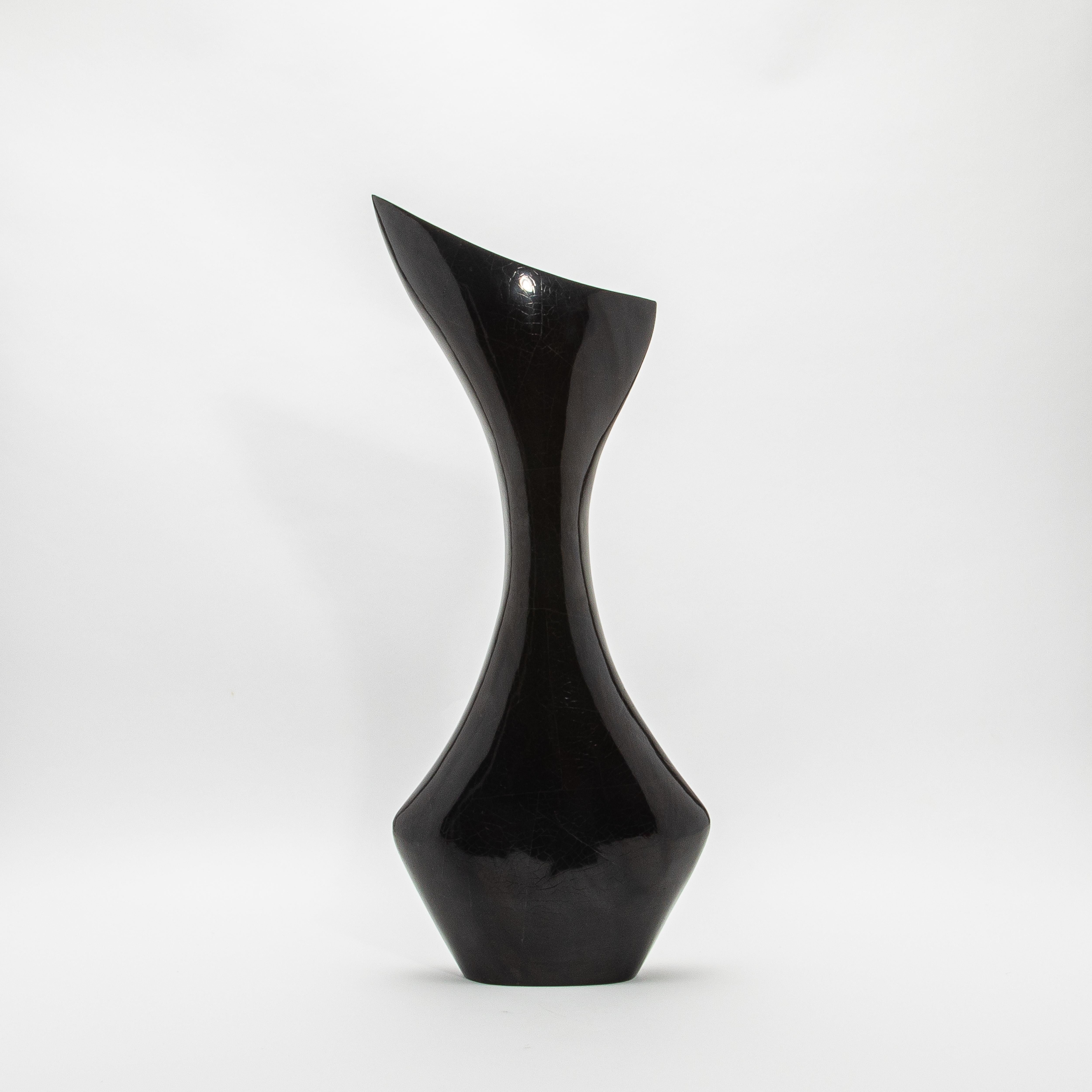 Fatto a mano Vaso moderno scultoreo in conchiglia nera di R&Y Augousti in vendita