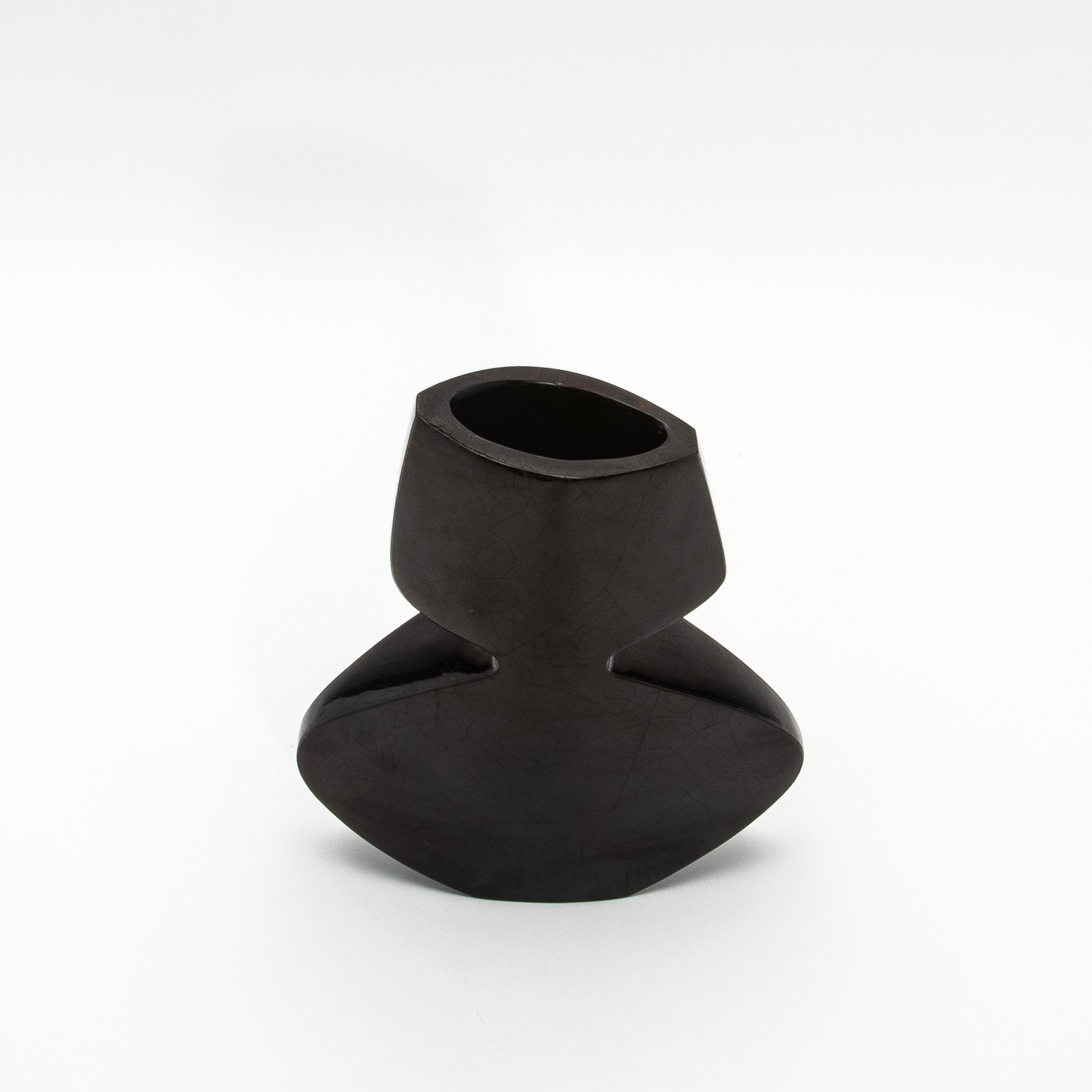 XXI secolo e contemporaneo Vaso moderno scultoreo in conchiglia nera di R&Y Augousti in vendita