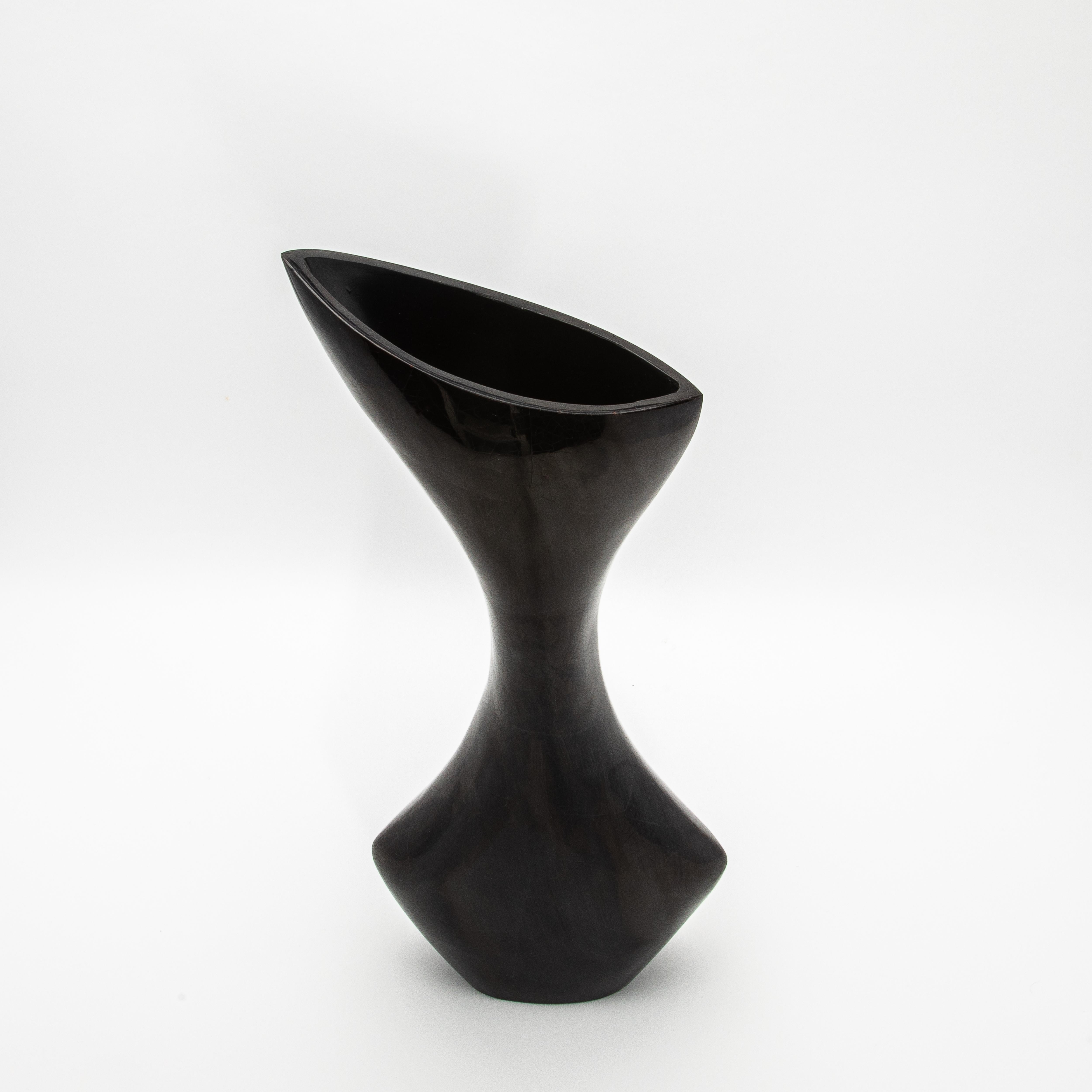 XXI secolo e contemporaneo Vaso moderno scultoreo in conchiglia nera di R&Y Augousti in vendita