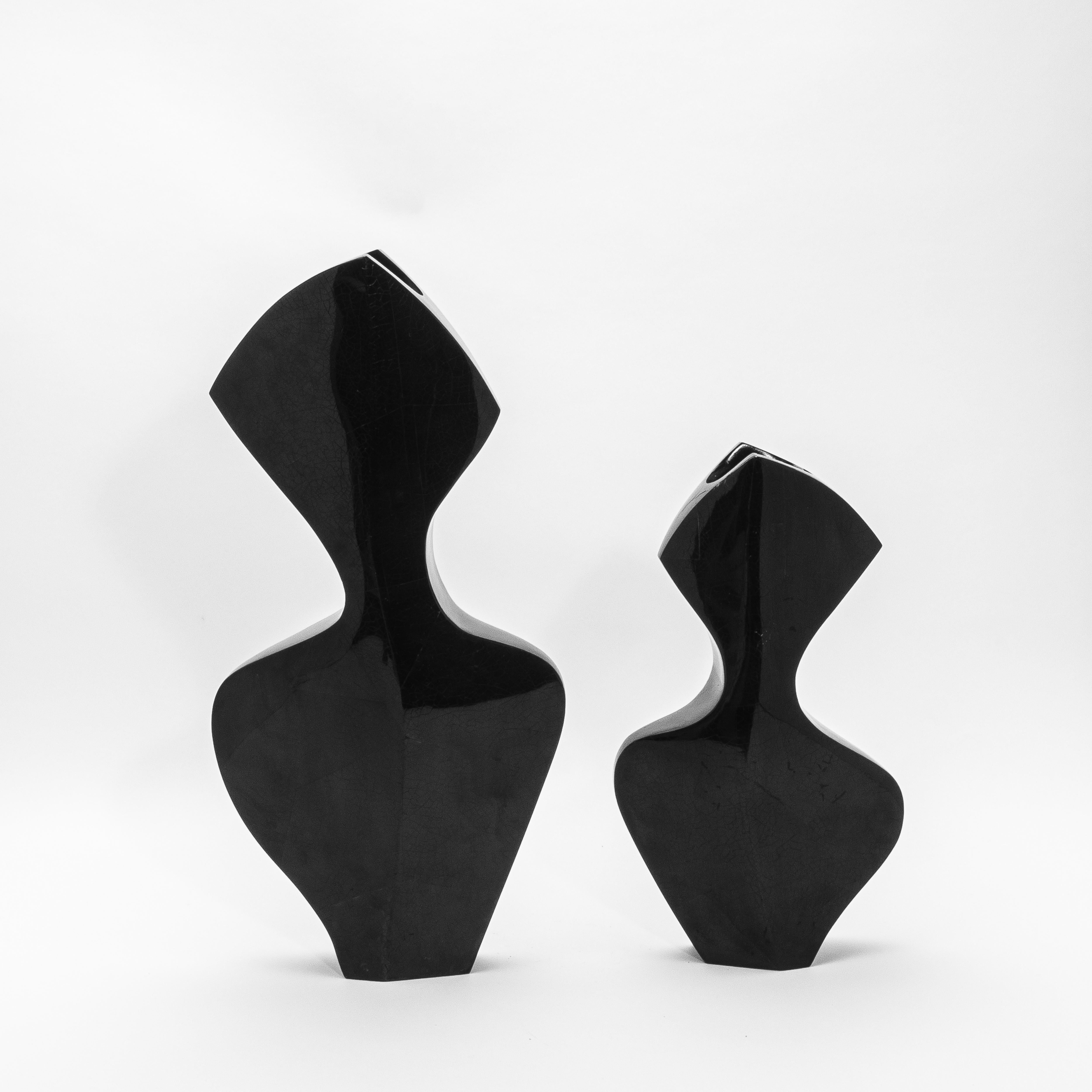 Vaso moderno scultoreo in conchiglia nera di R&Y Augousti in vendita 1